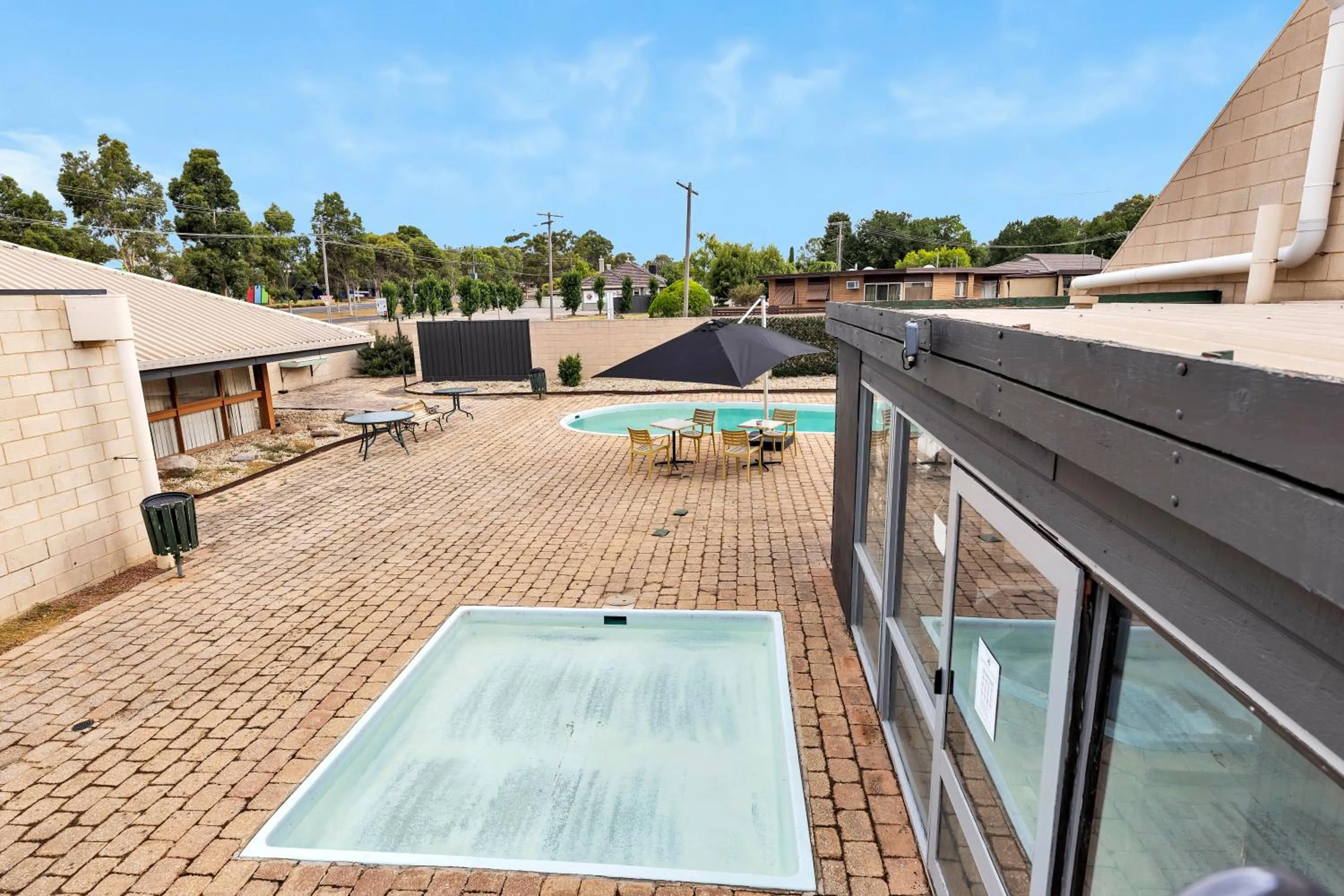 Pool view in Bendigo Motor Inn