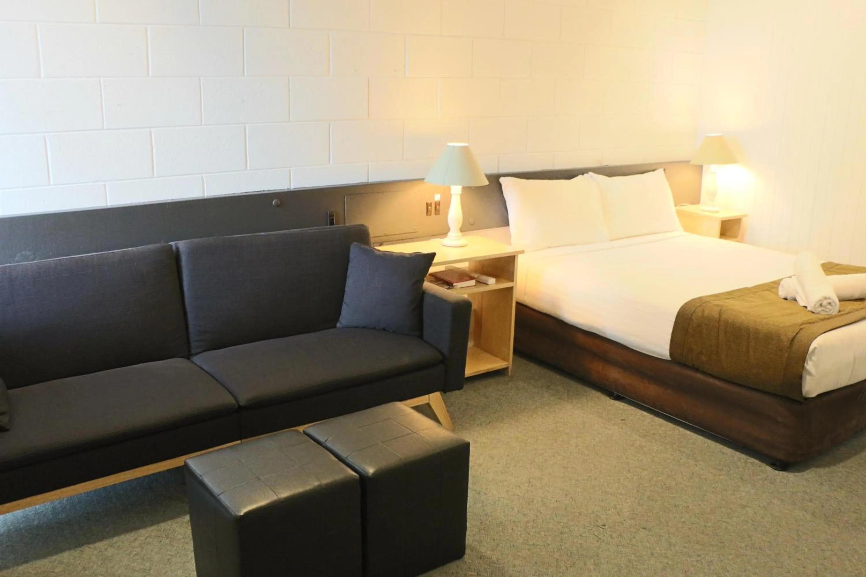 Seating area, Bed in Bendigo Motor Inn