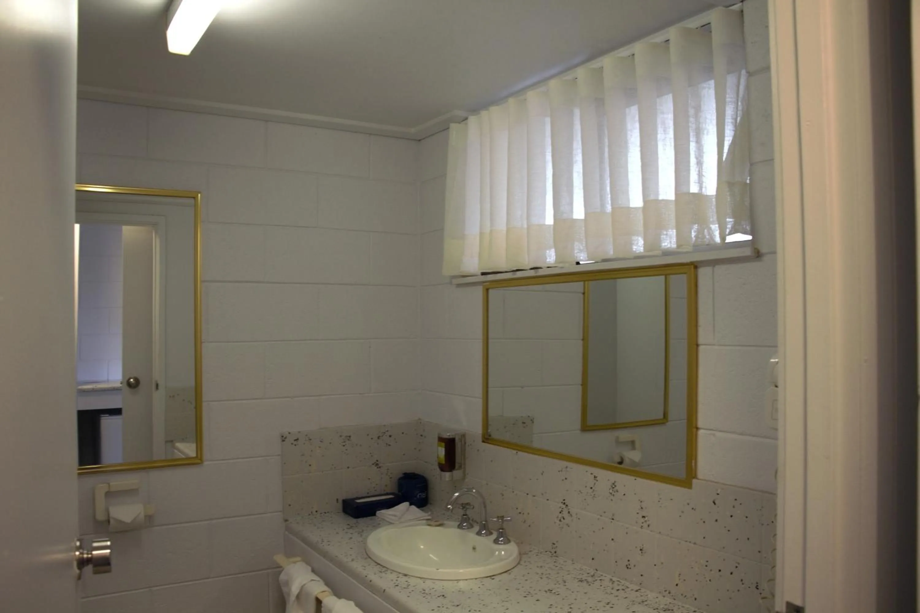 Bathroom in Bendigo Motor Inn