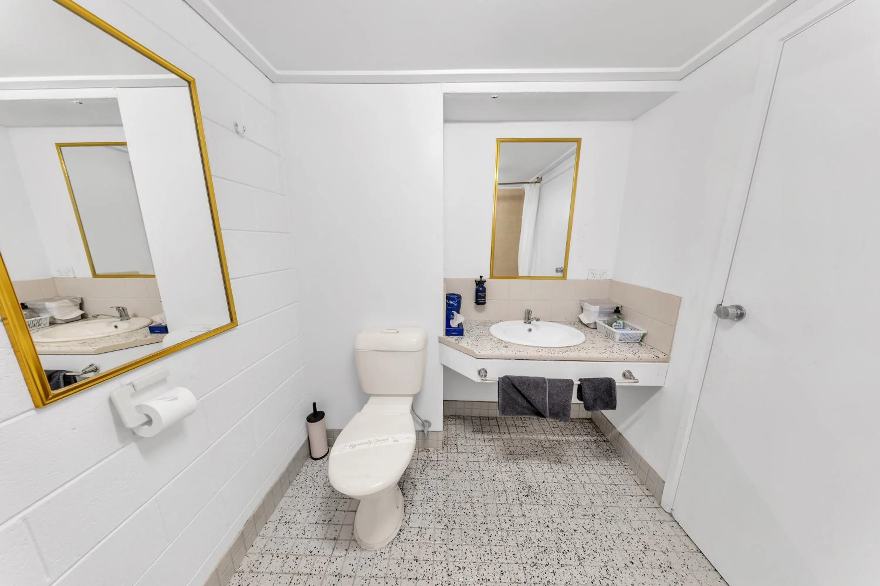 Toilet in Bendigo Motor Inn