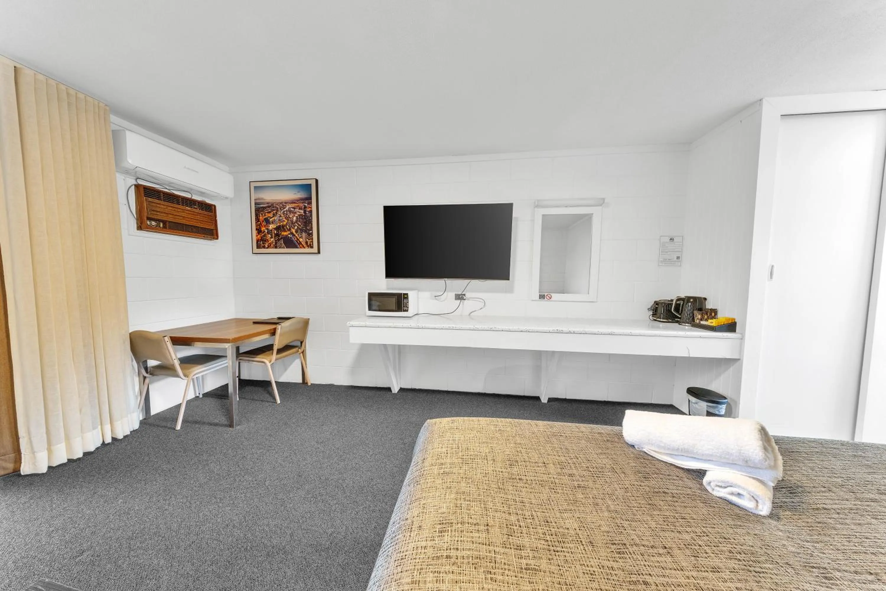 Bed in Bendigo Motor Inn