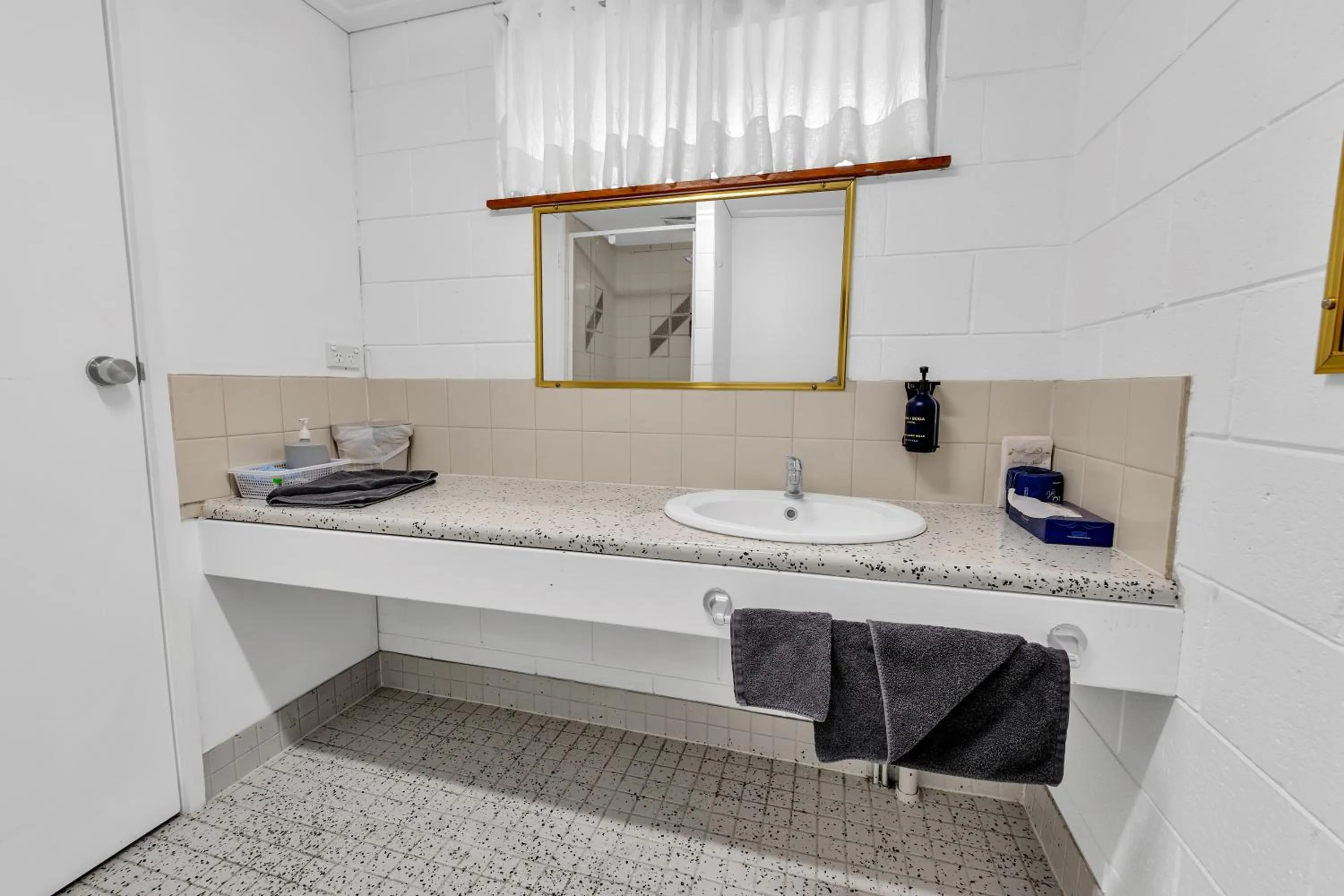 Bathroom in Bendigo Motor Inn