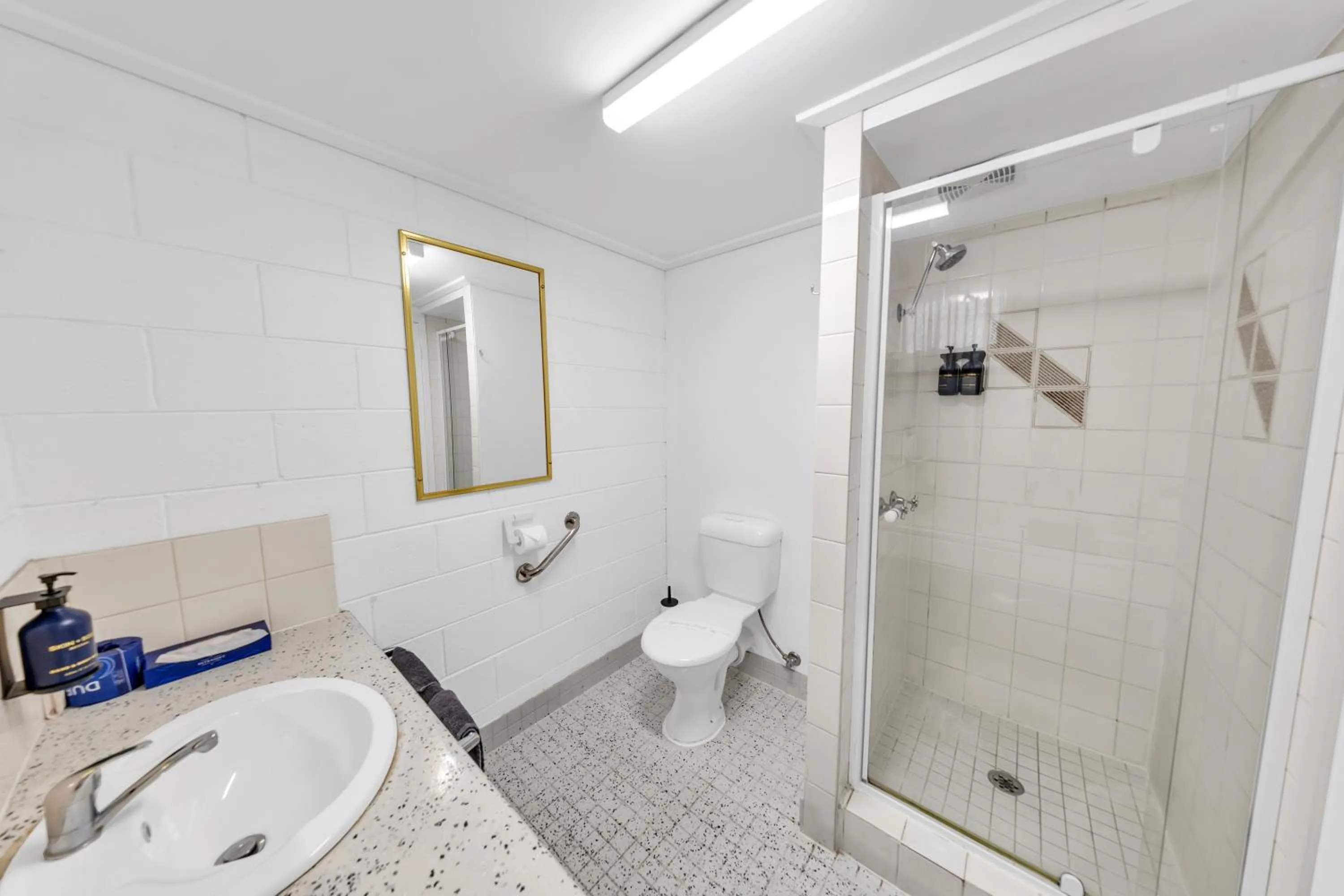 Shower in Bendigo Motor Inn