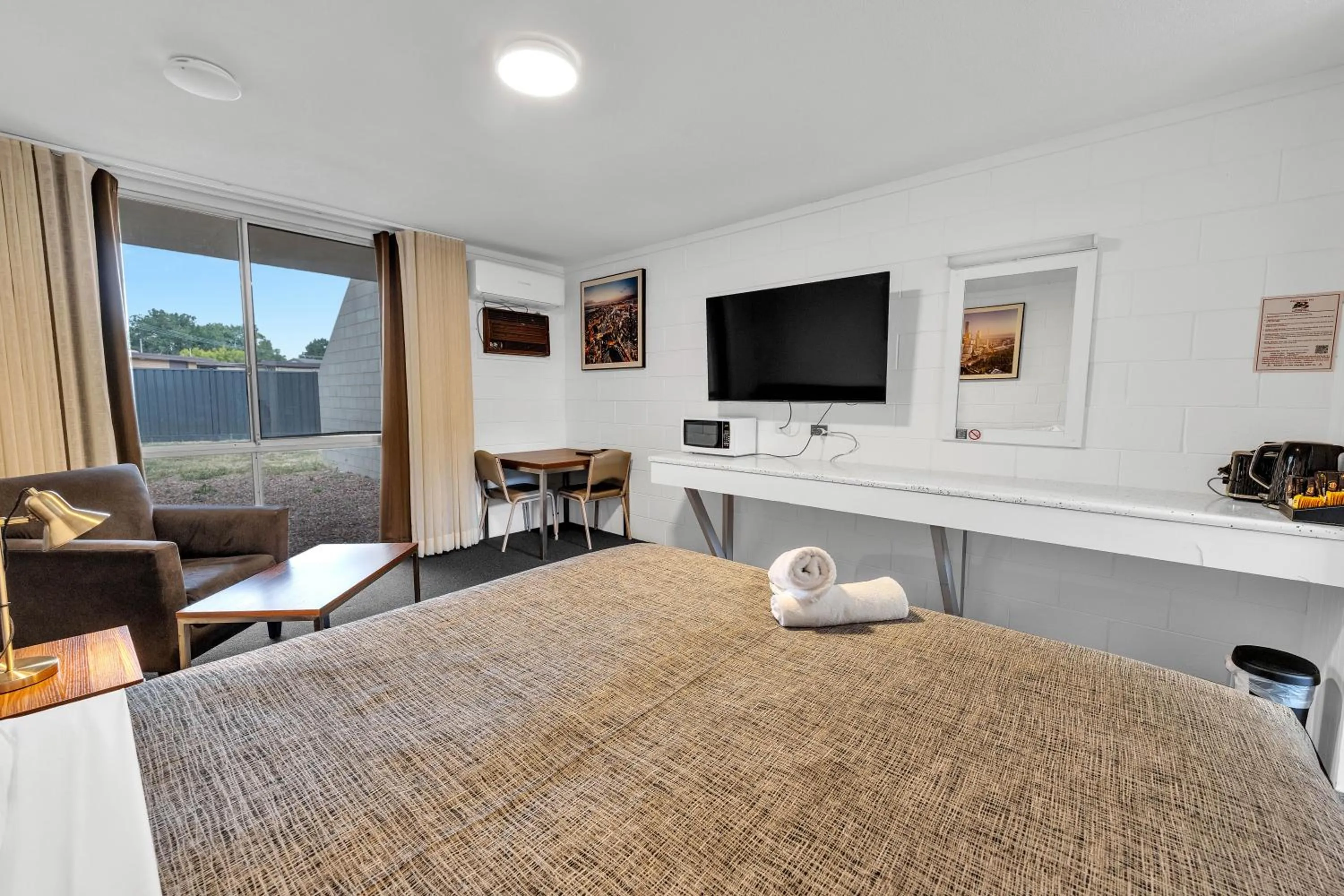 Photo of the whole room, Bed in Bendigo Motor Inn