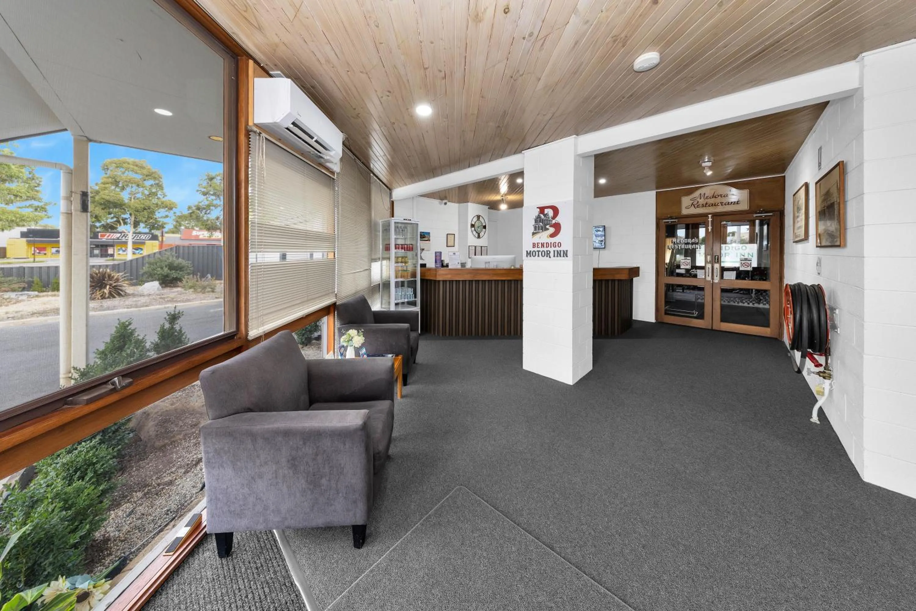 Seating area in Bendigo Motor Inn