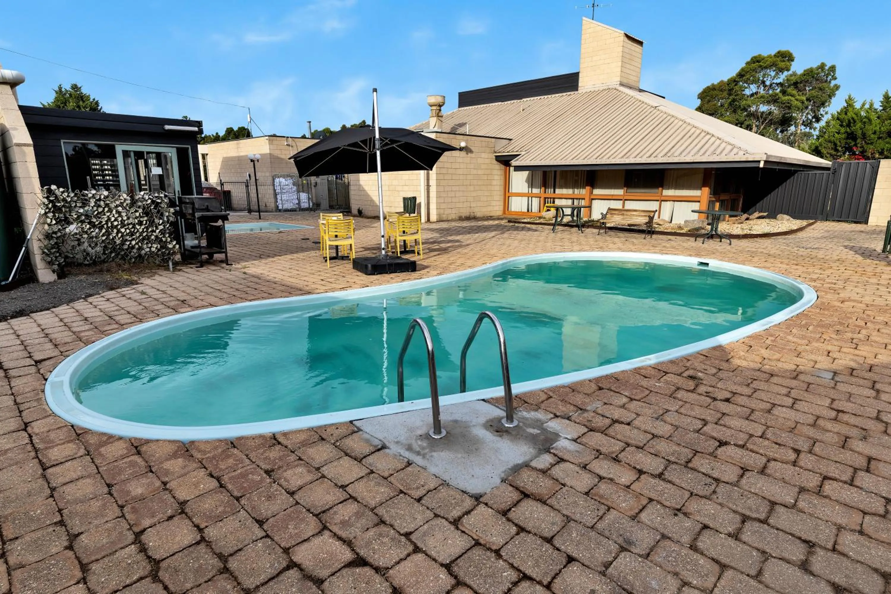 Pool view in Bendigo Motor Inn