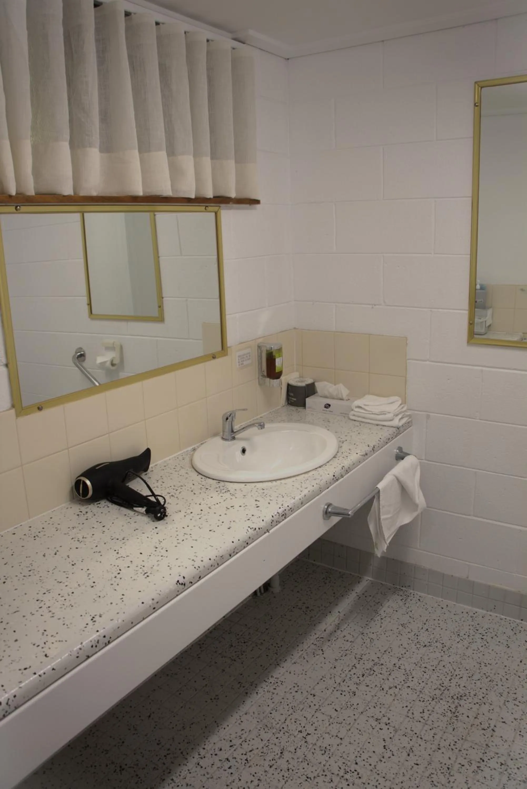 Bathroom in Bendigo Motor Inn