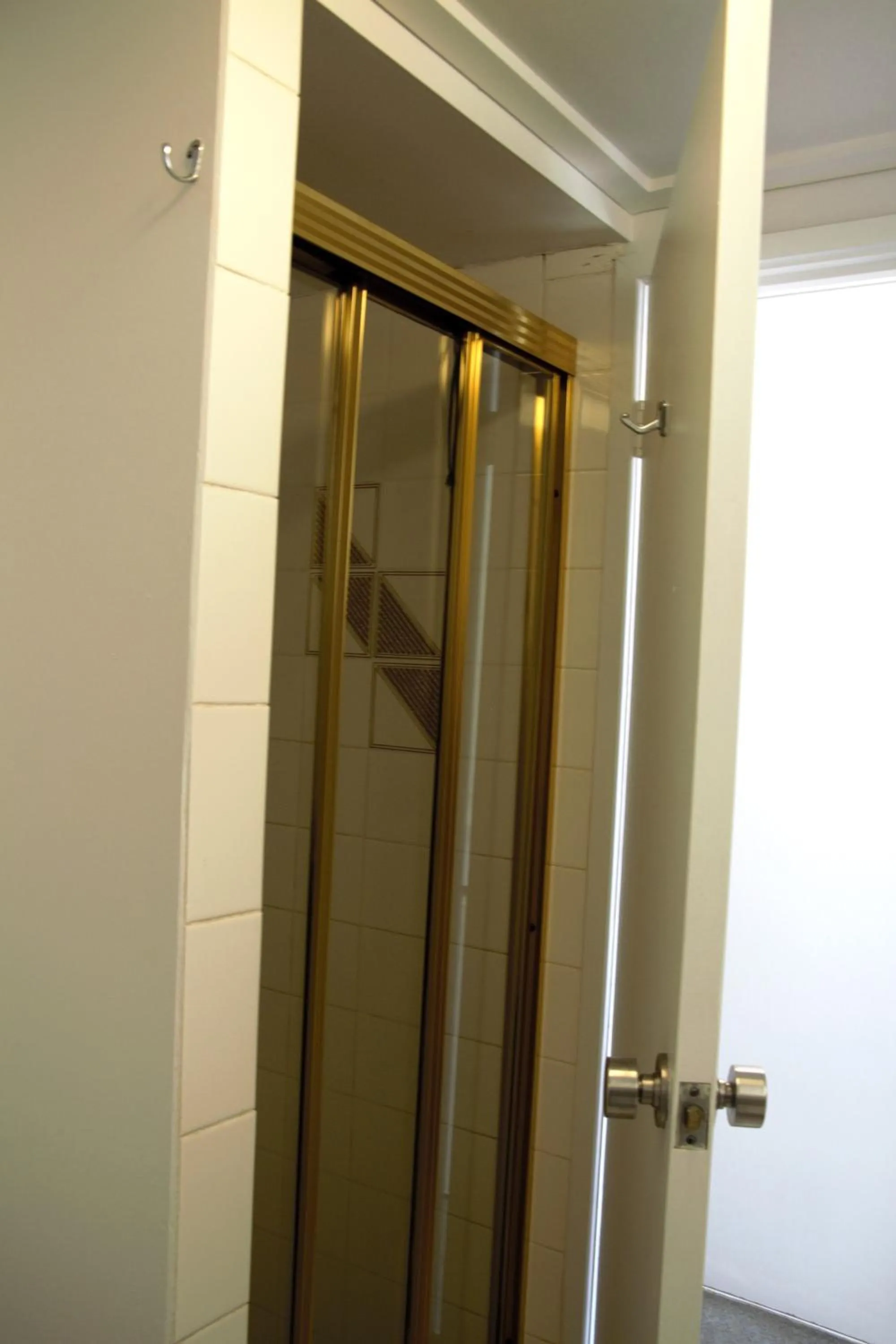 Shower in Bendigo Motor Inn