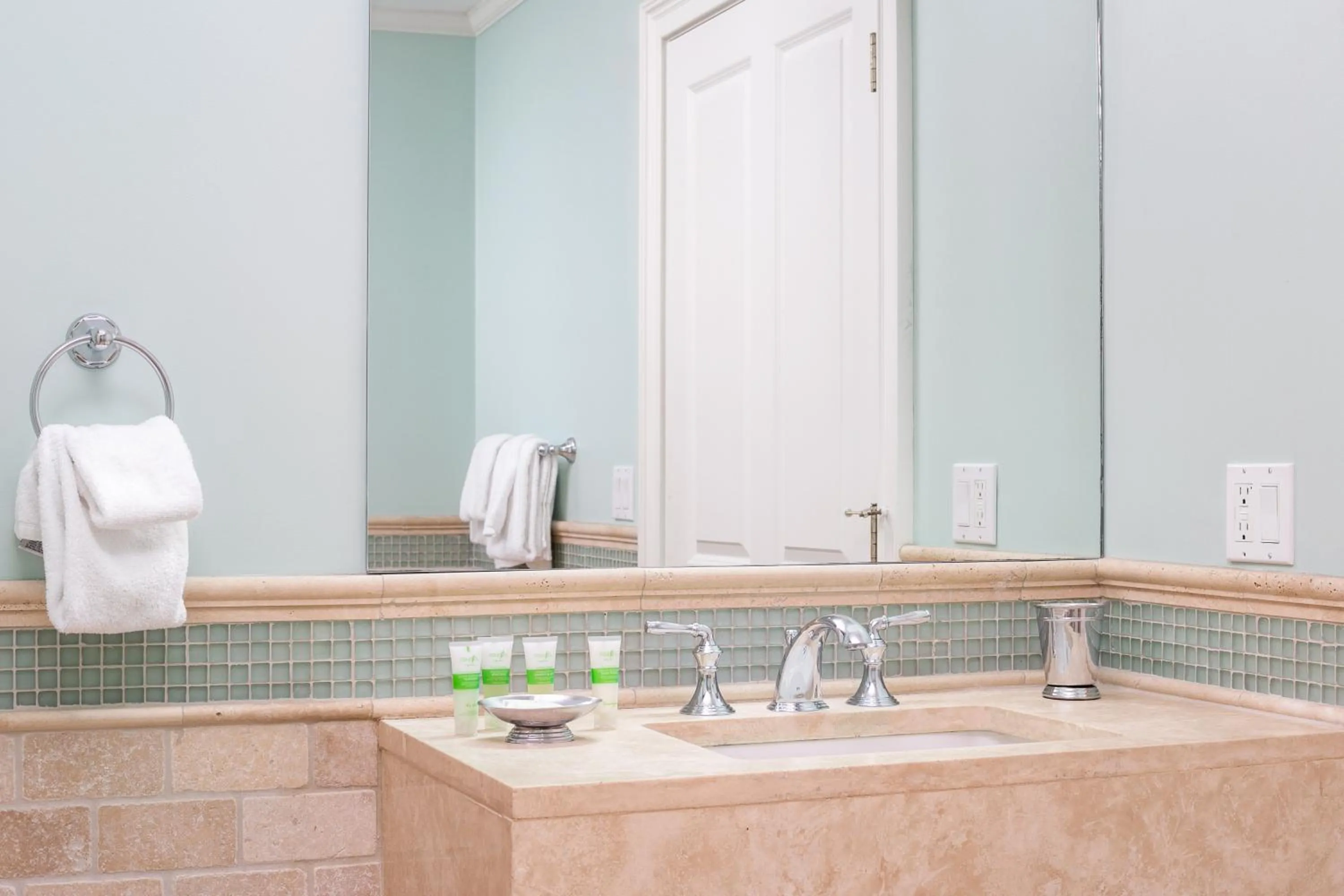 Bathroom in Pelham Court Hotel