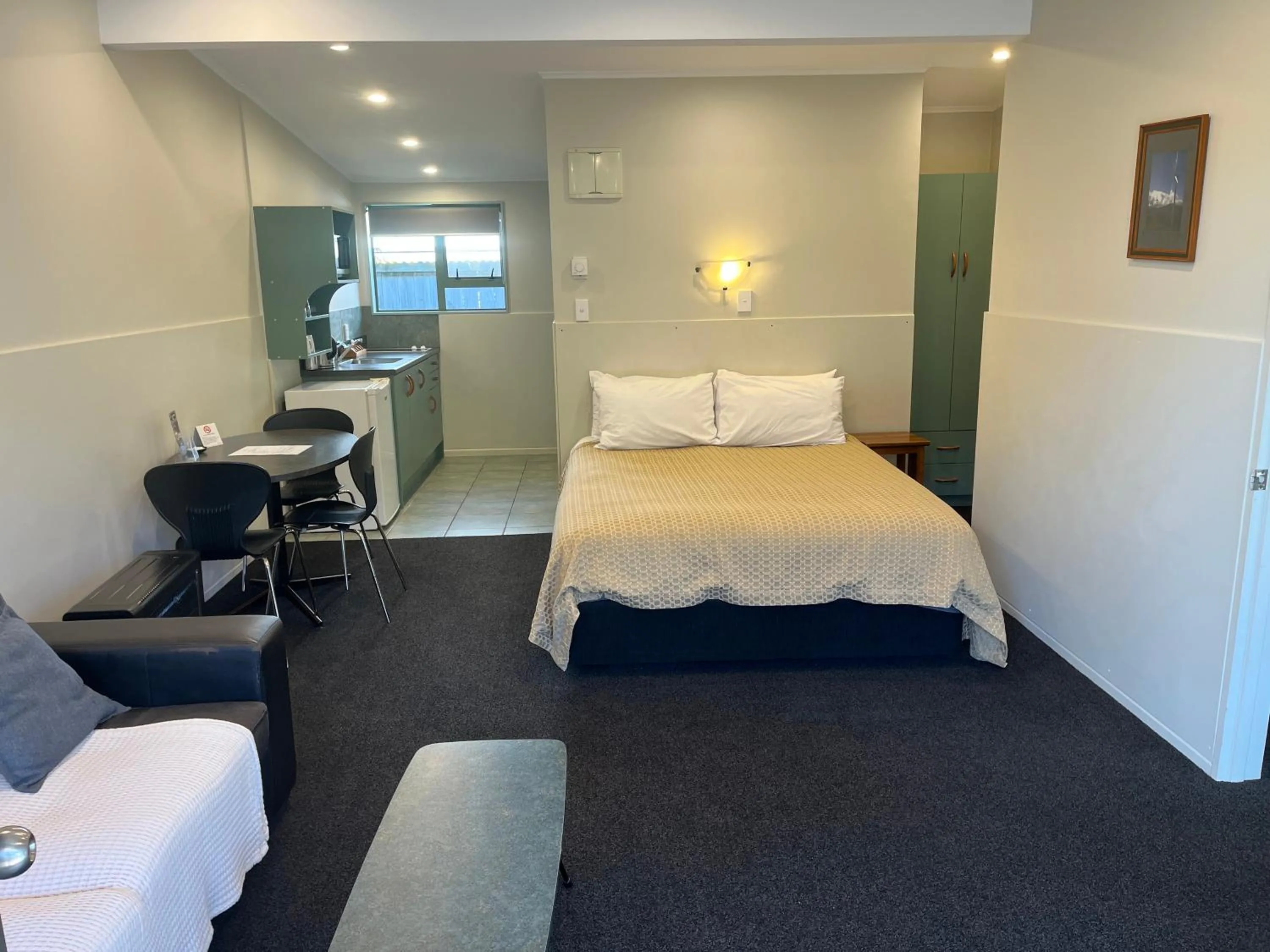 Bed in A'La Vista Motel