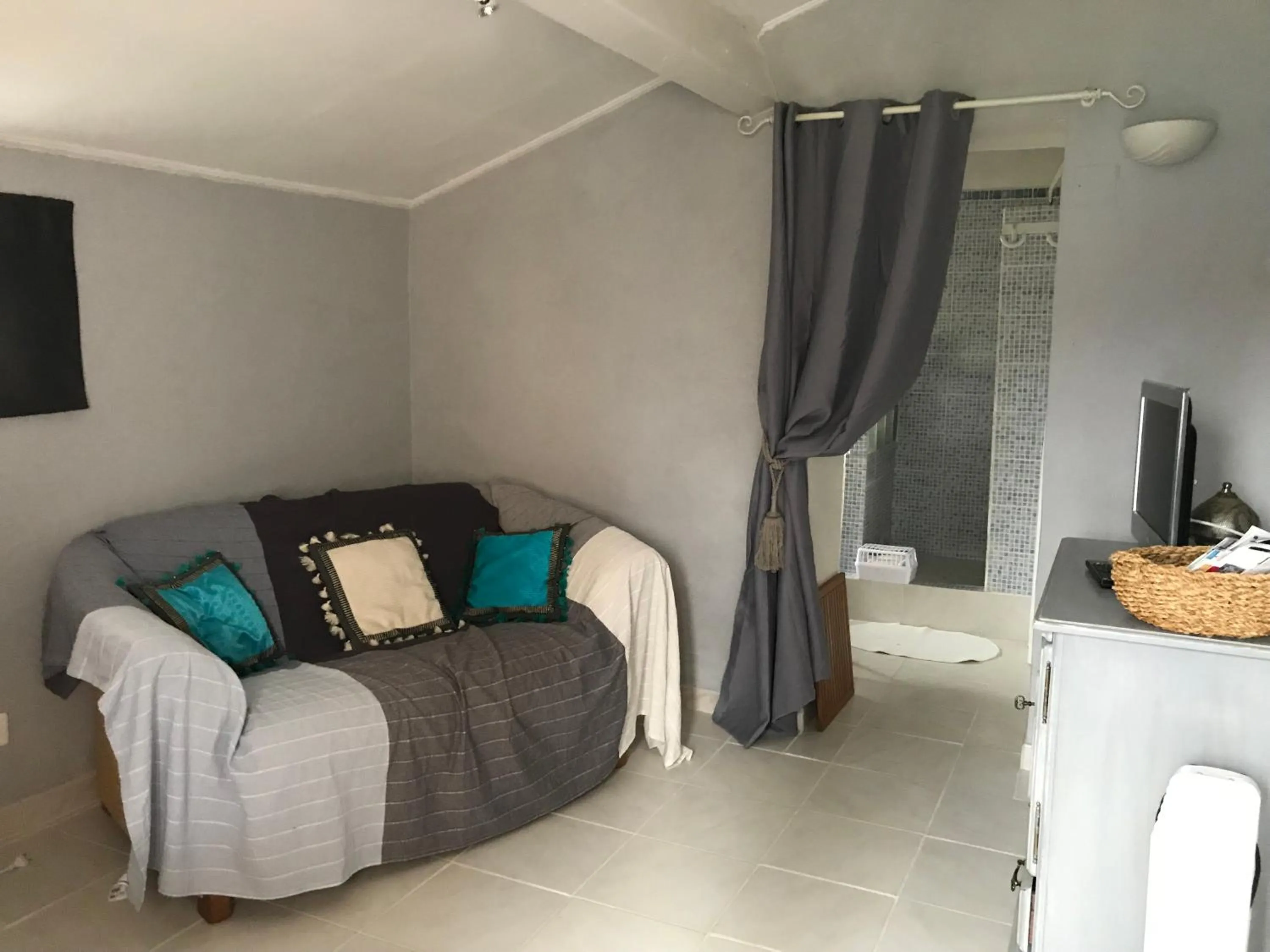 Seating area, Bed in Chambre d'hôtes Le Cèdre