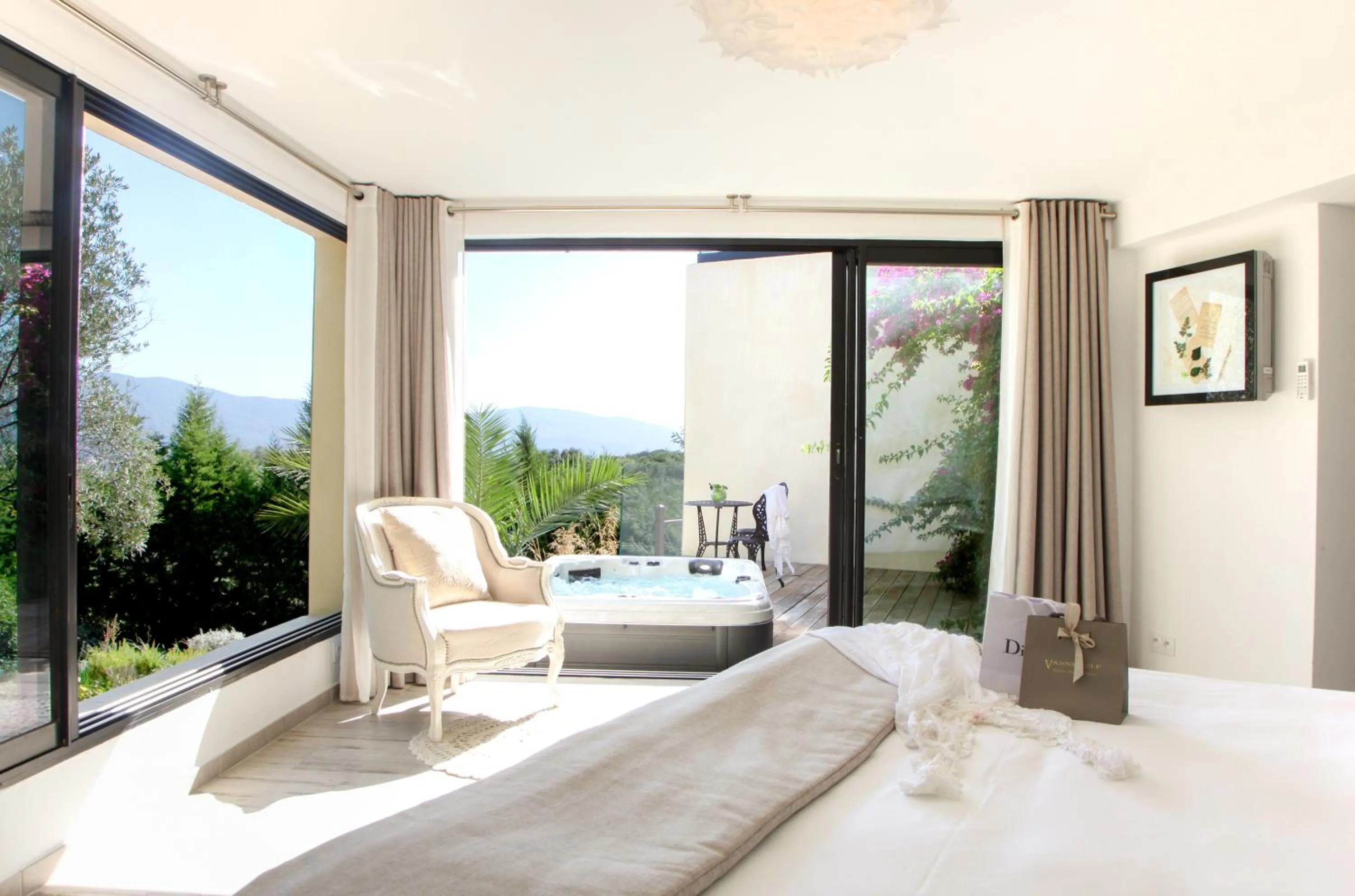 Balcony/Terrace, Bed in L'Hostellerie du Moulin des Oliviers