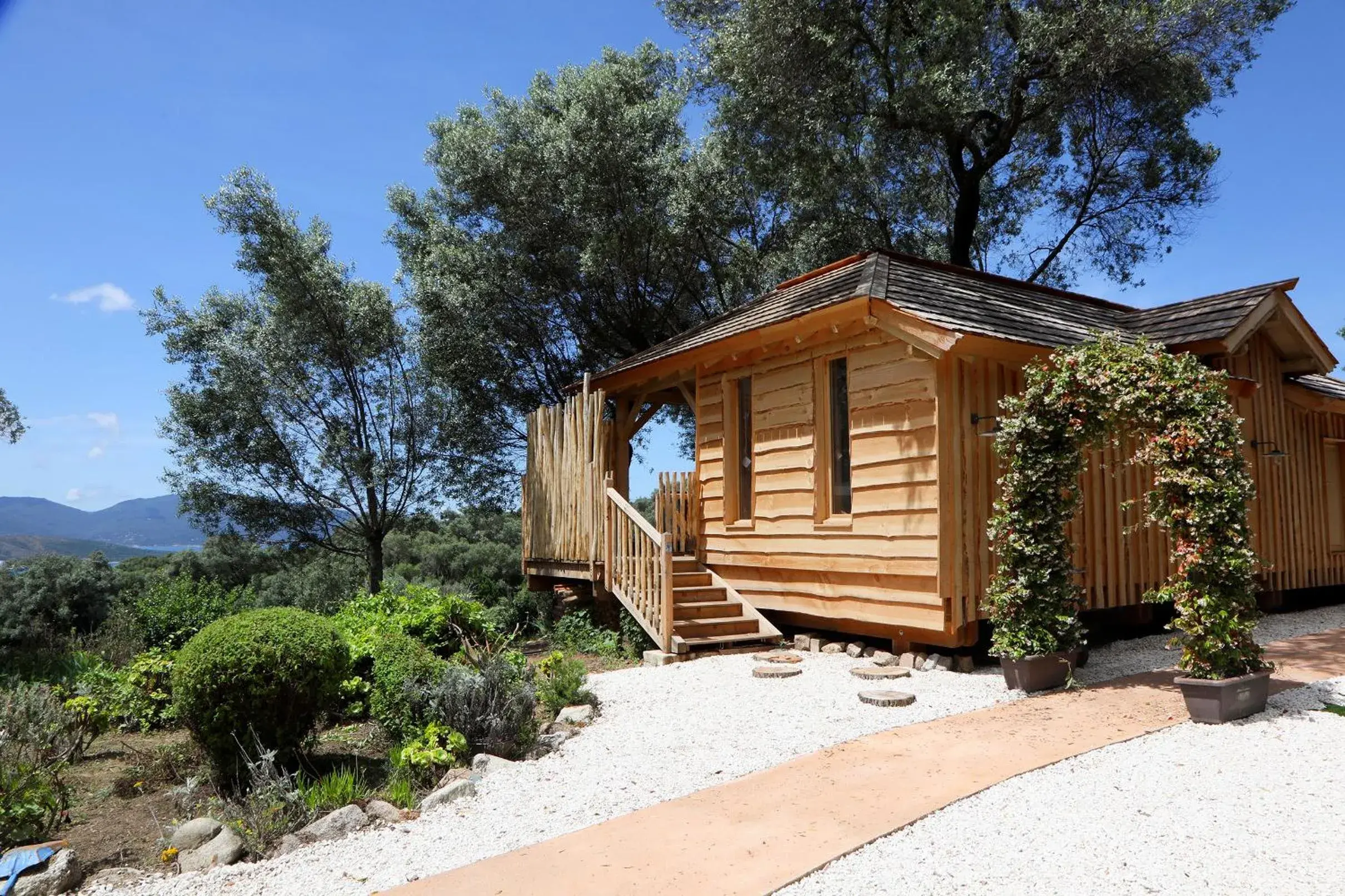 Cabane dans les Arbres avec Jacuzzi in L'Hostellerie du Moulin des Oliviers Cabane dans les Arbres avec Jacuzzi in L'Hostellerie du Moulin des Oliviers