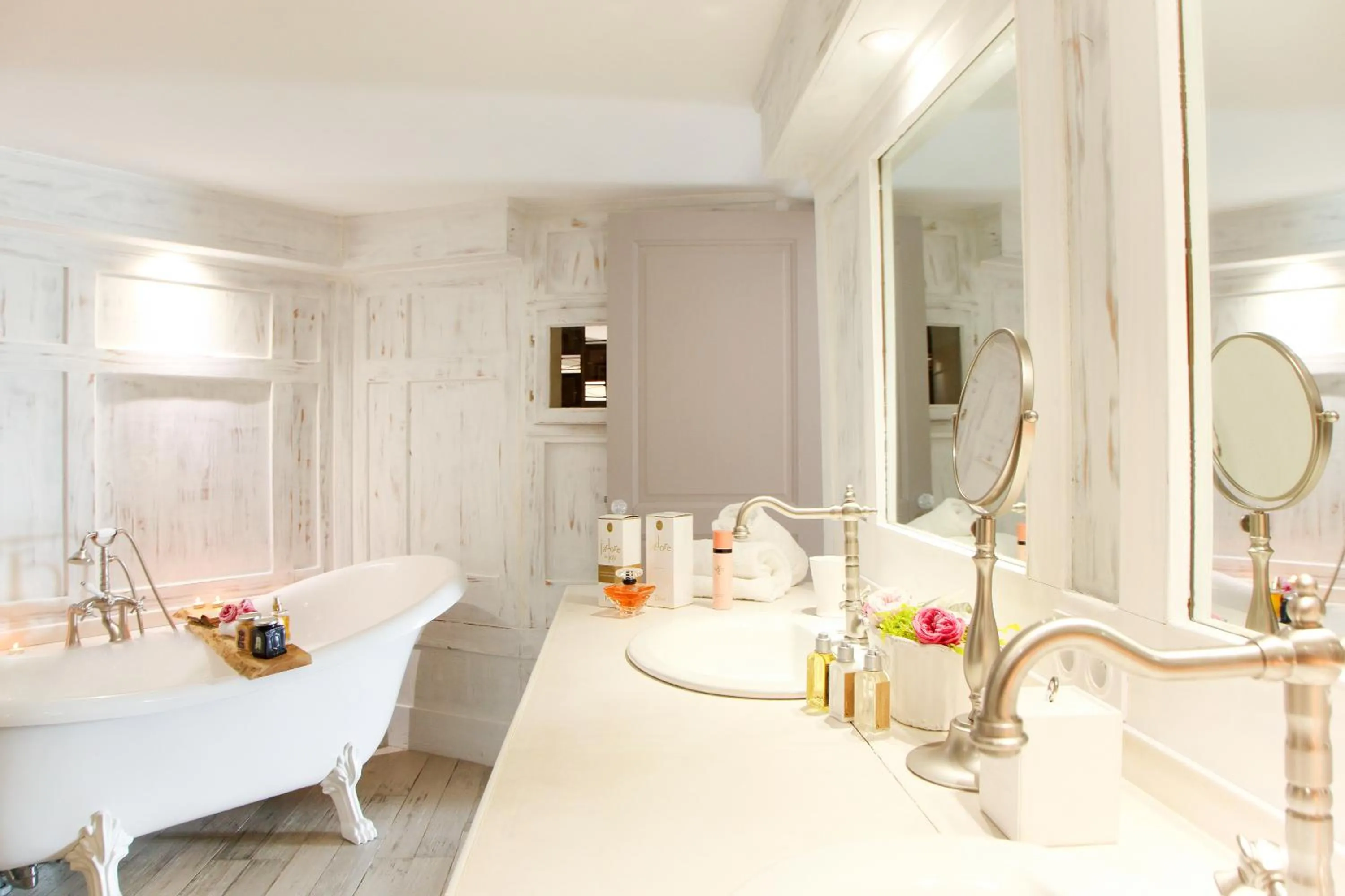 Bathroom in L'Hostellerie du Moulin des Oliviers