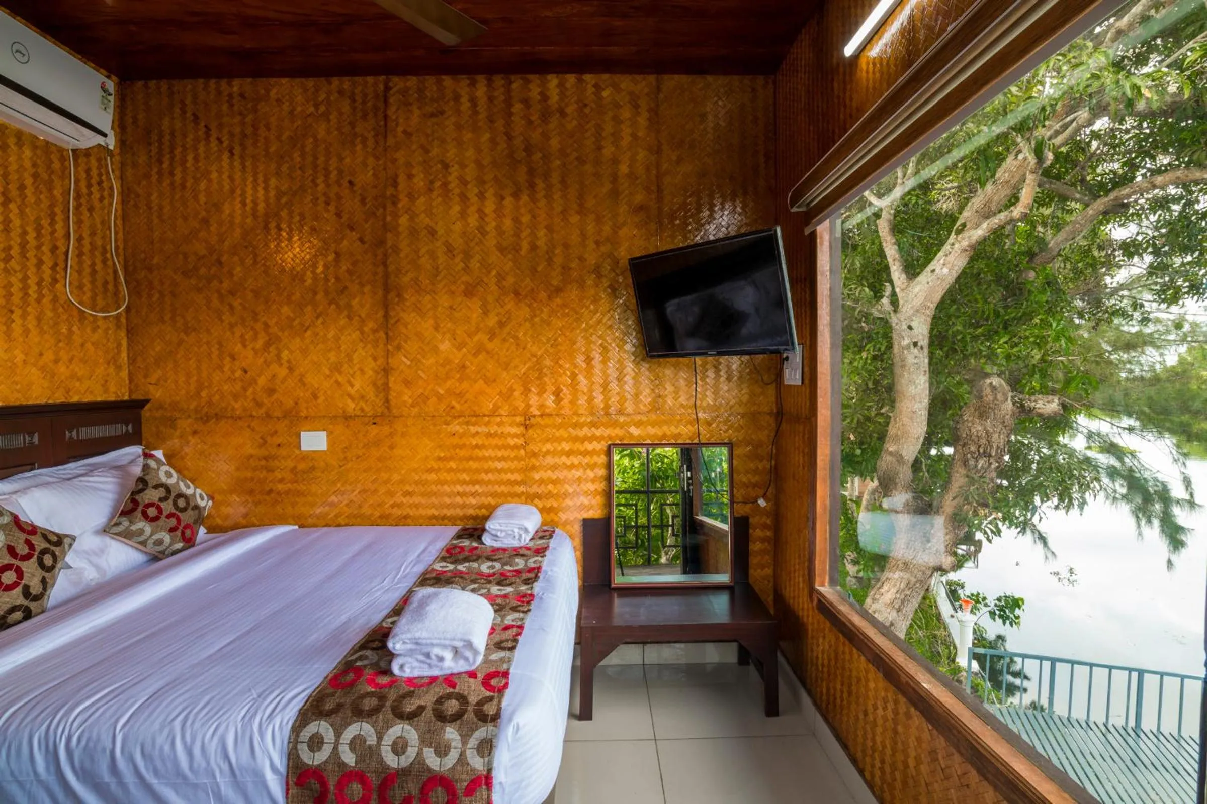 Photo of the whole room, Bed in Warmth Lake Haven