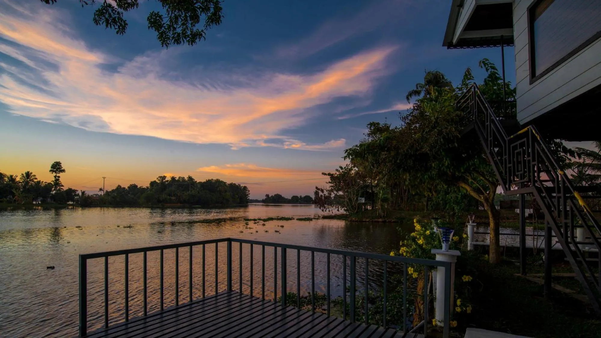 Lake view in Warmth Lake Haven