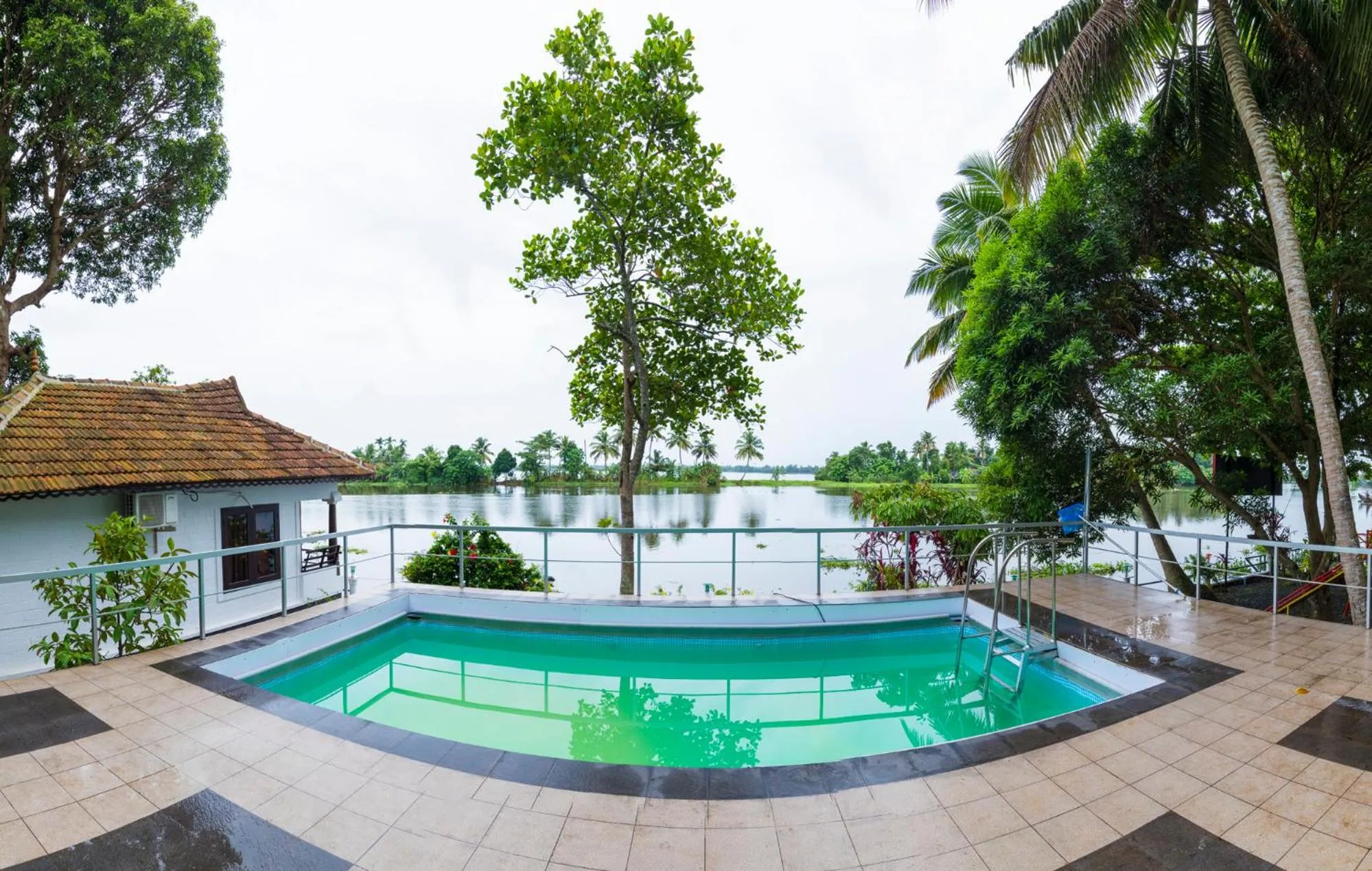 Swimming pool in Warmth Lake Haven