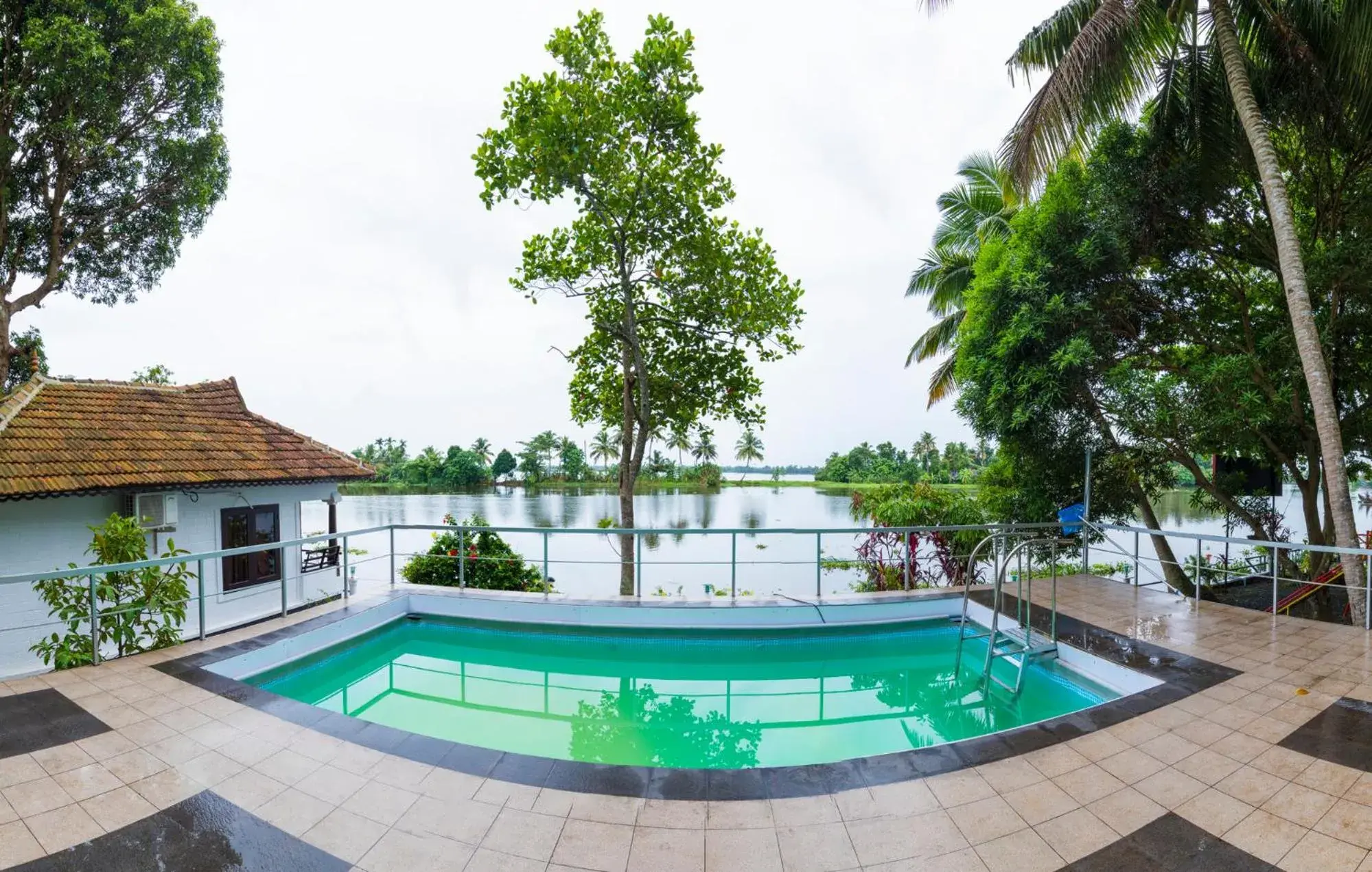 Swimming pool in Warmth Lake Haven Swimming pool in Warmth Lake Haven