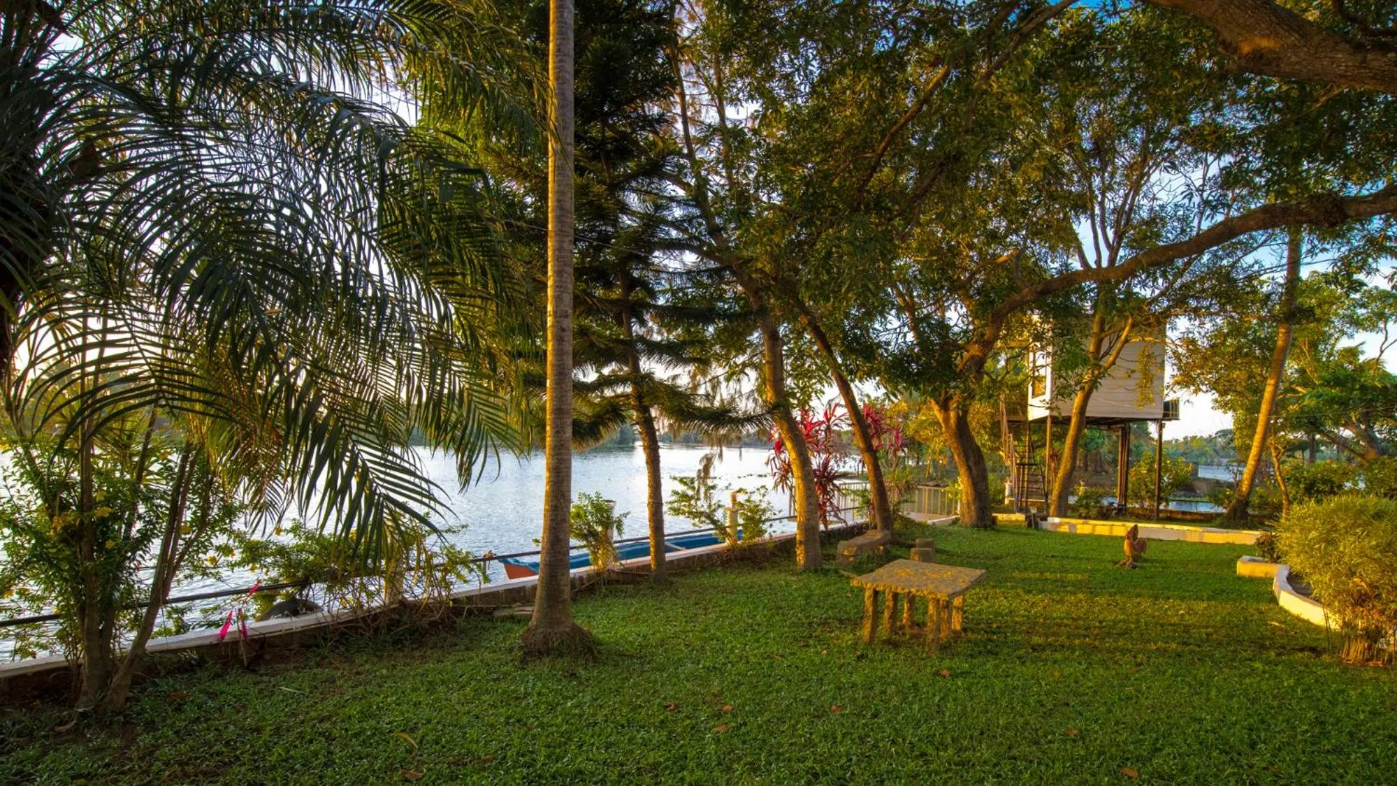 Lake view in Warmth Lake Haven