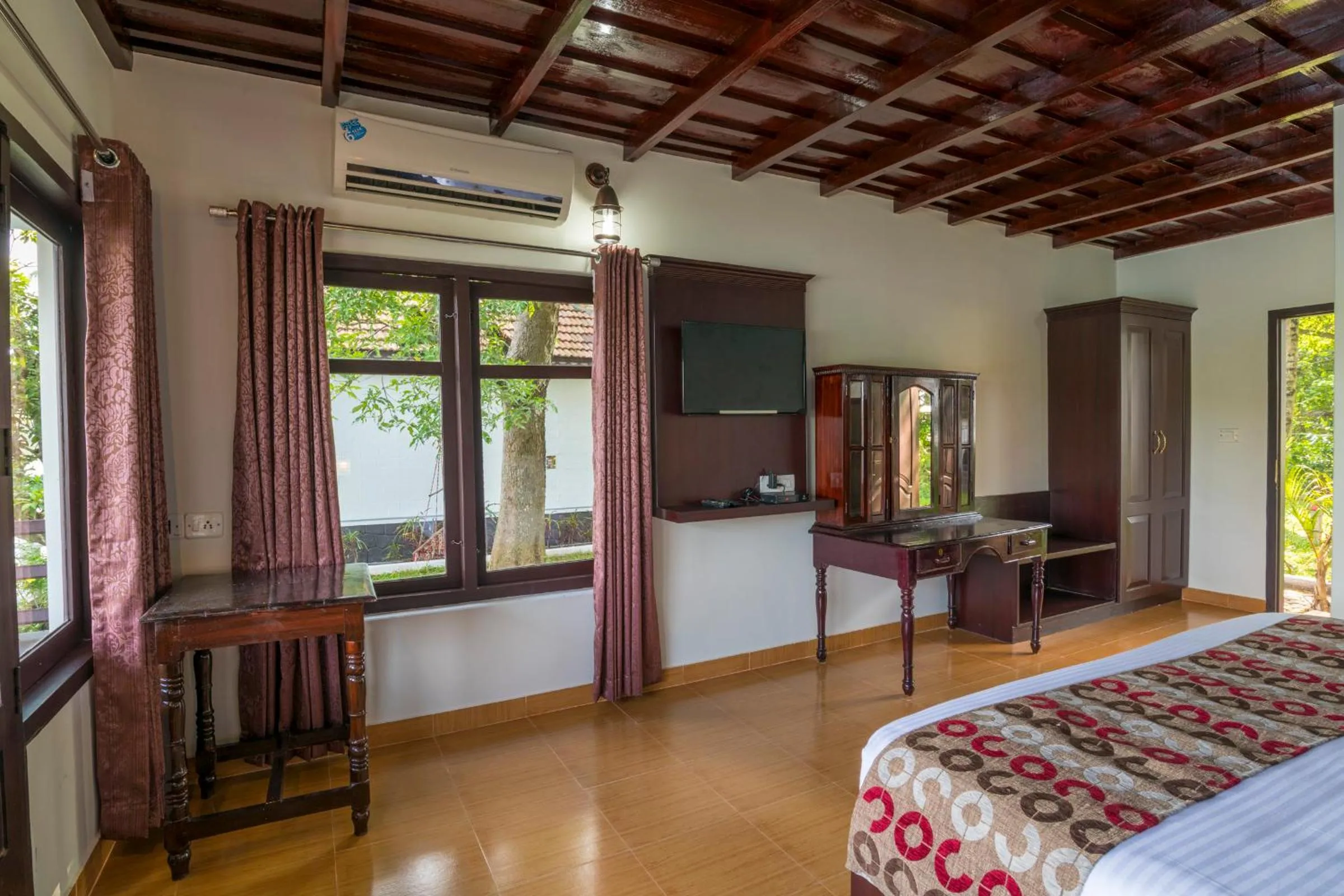 Photo of the whole room, Bed in Warmth Lake Haven