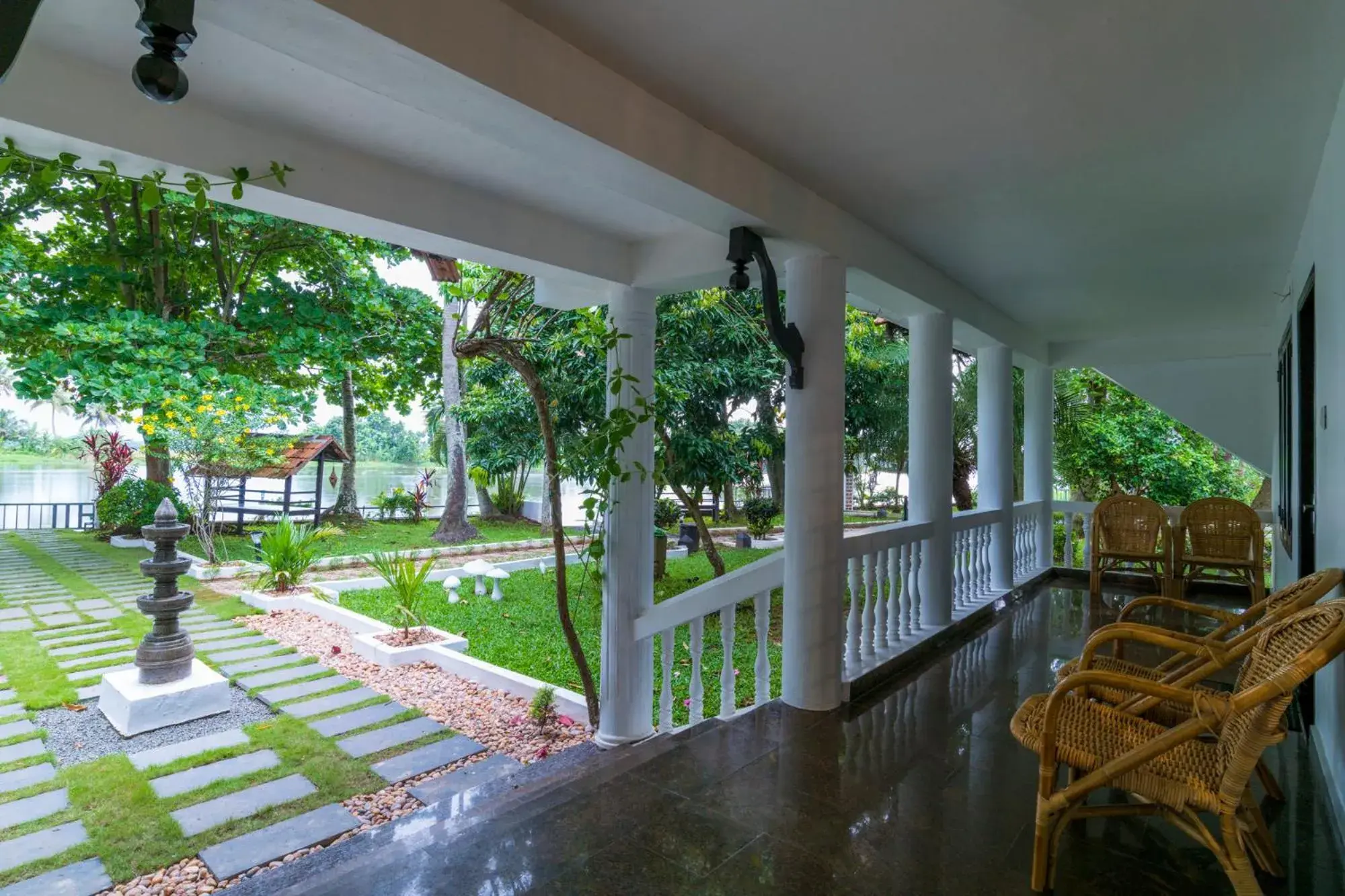 Property building in Warmth Lake Haven Property building in Warmth Lake Haven