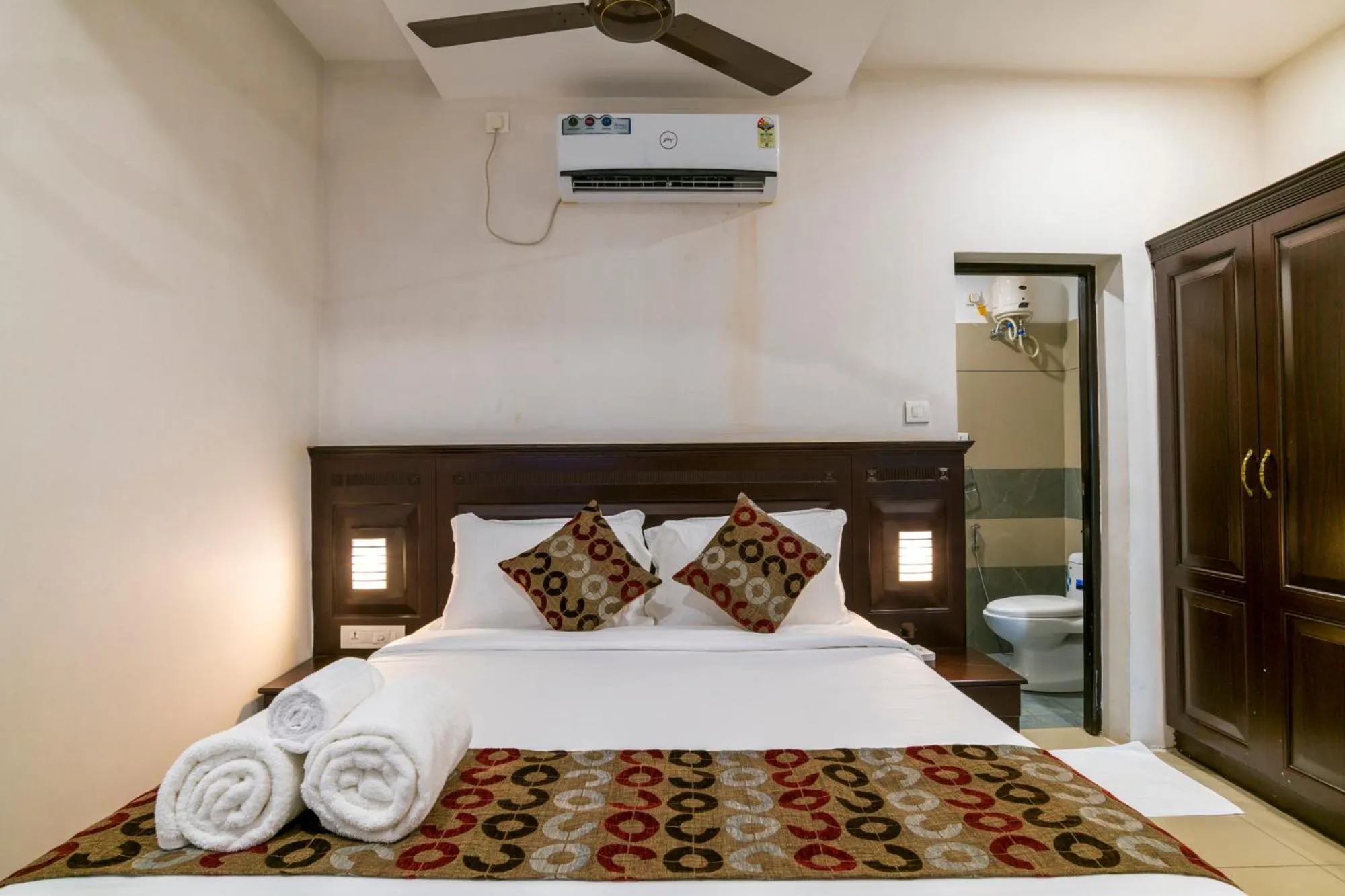 Bedroom, Bed in Warmth Lake Haven