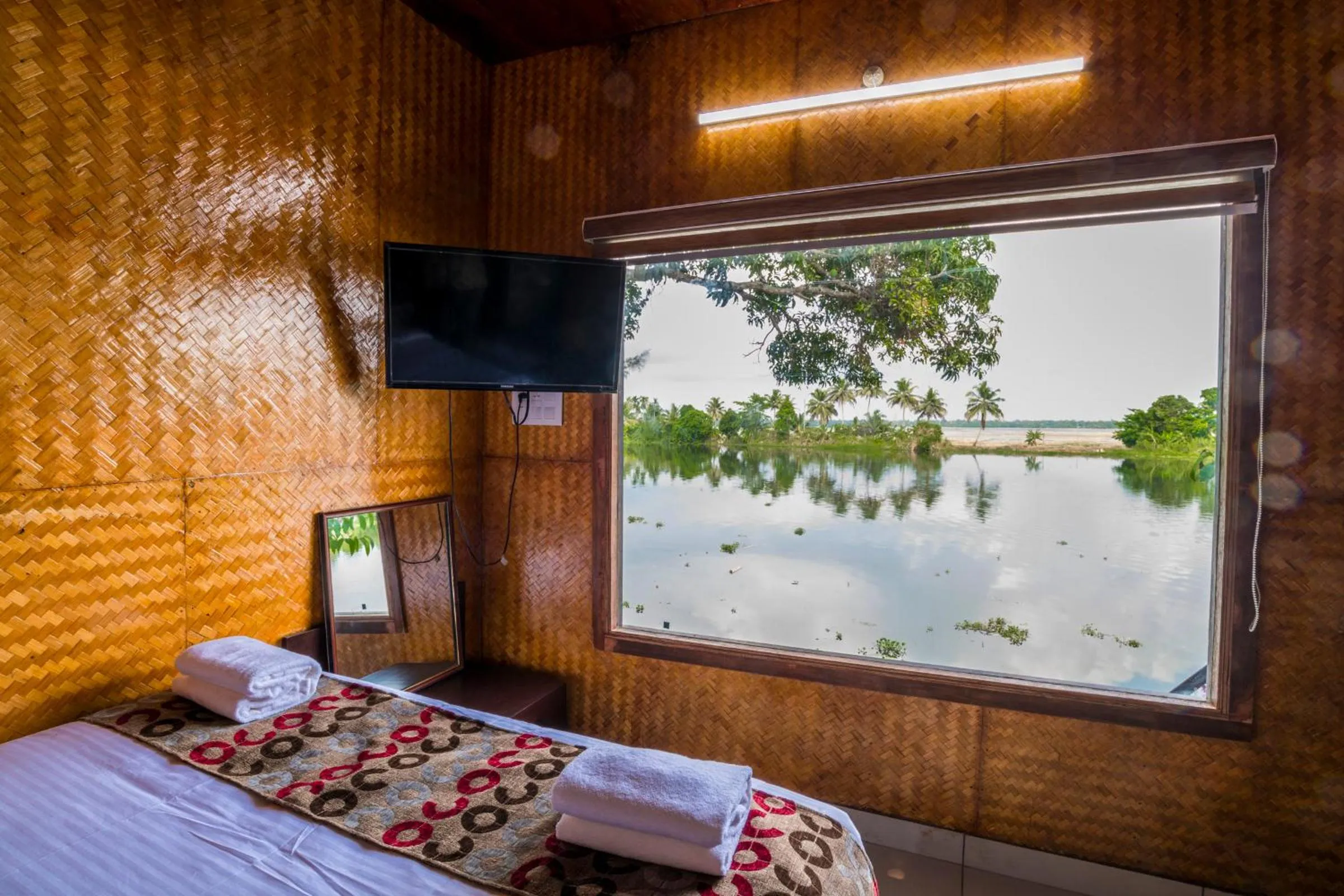 Photo of the whole room, Bed in Warmth Lake Haven