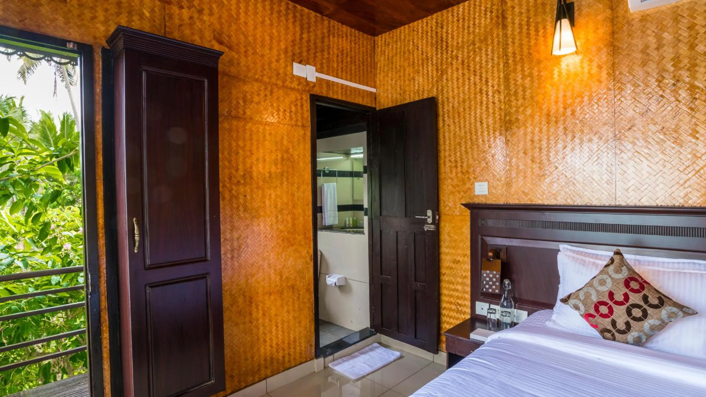 Bathroom, Bed in Warmth Lake Haven