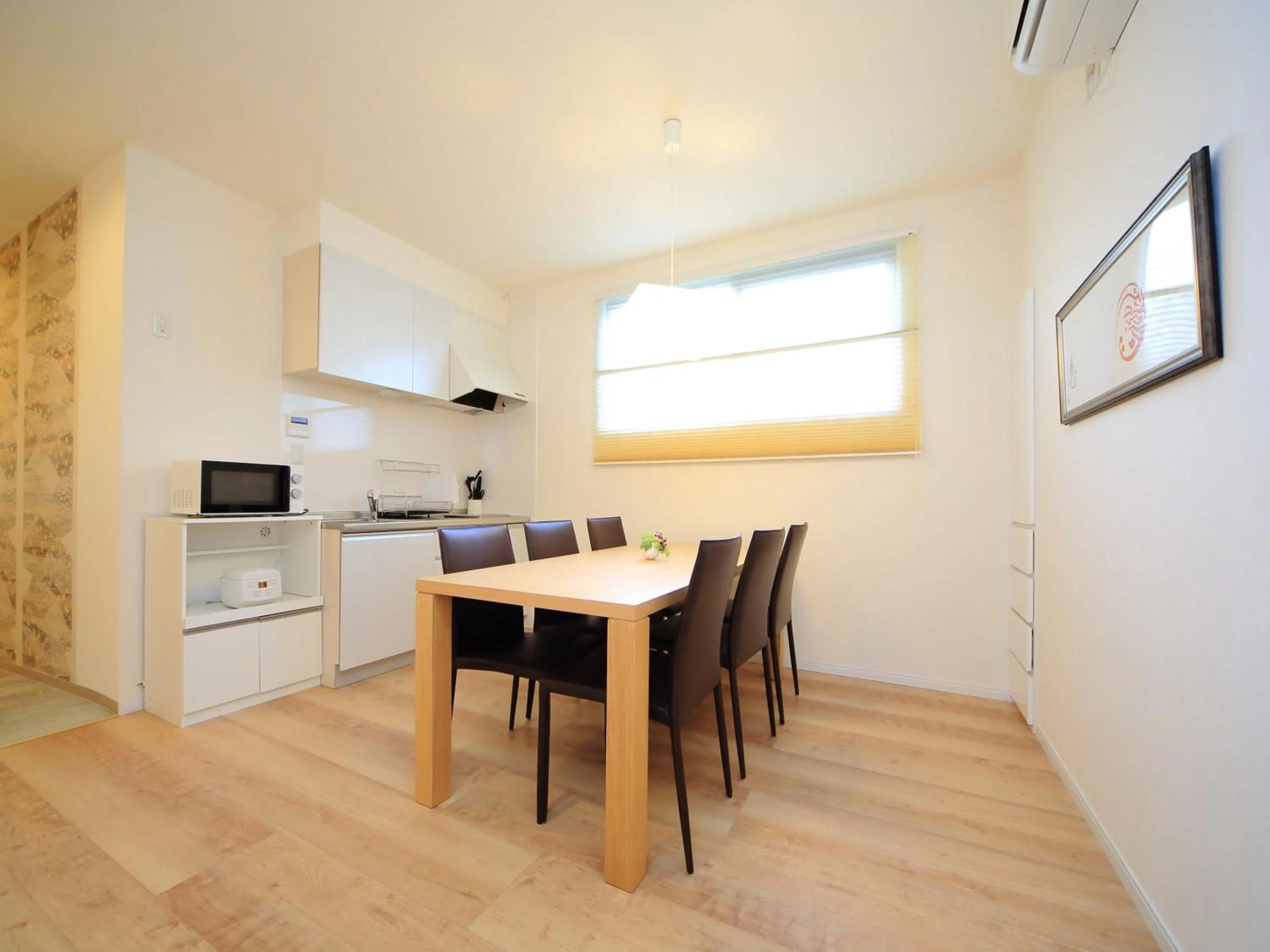 Communal lounge/ TV room in Kamon Inn Toji Higashi