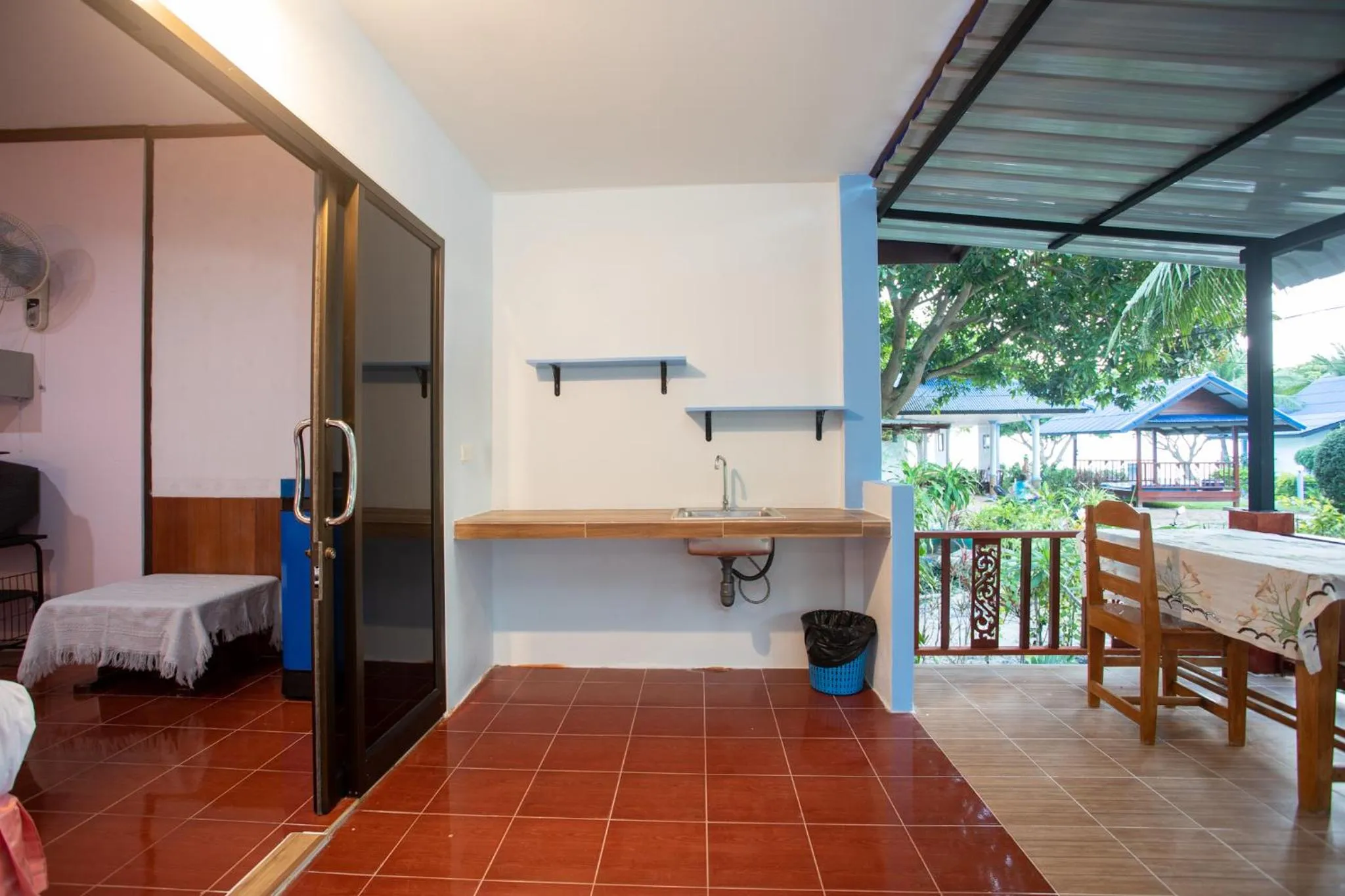 Kitchen or kitchenette, Bed in Rung Arun Resort