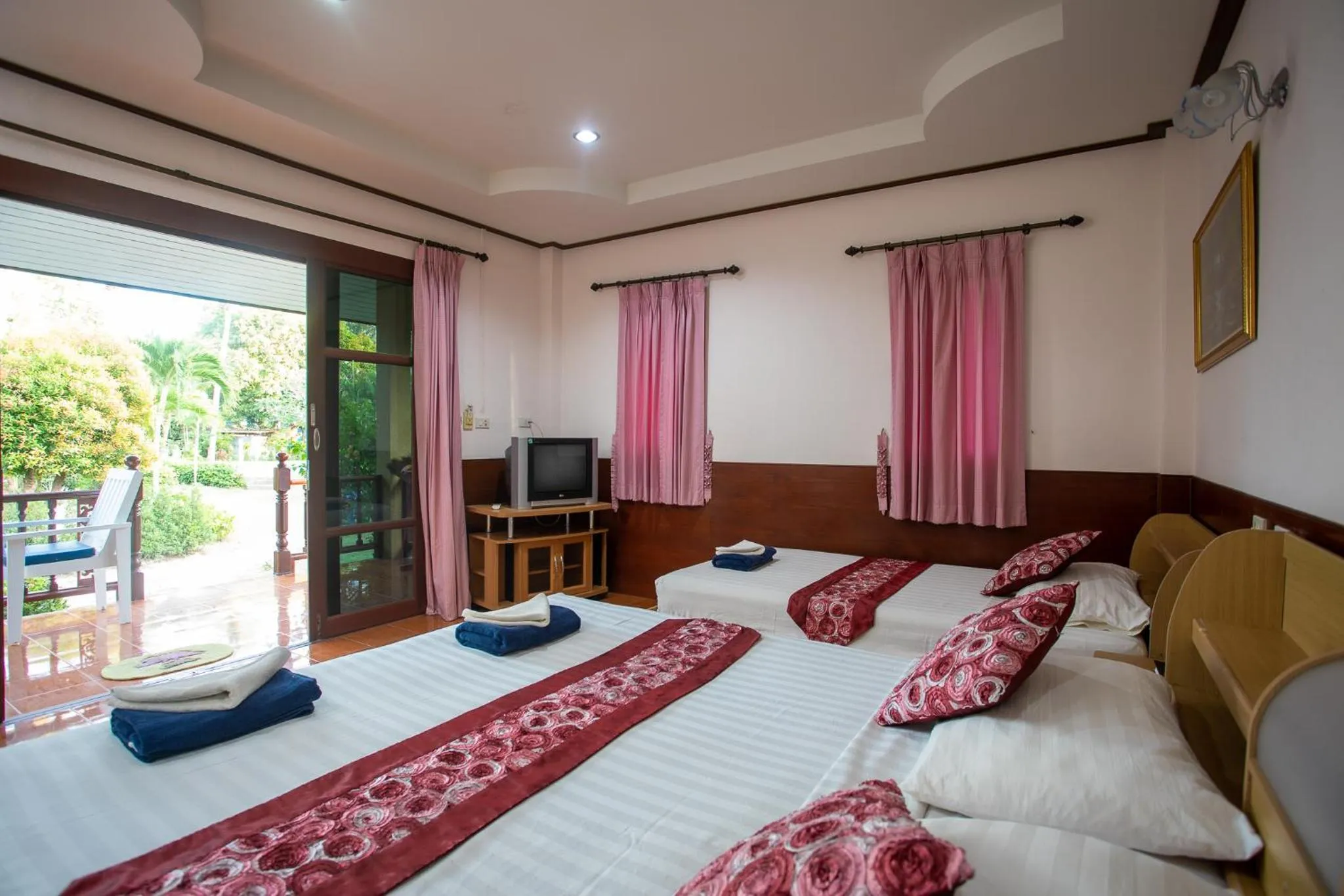 Photo of the whole room, Bed in Rung Arun Resort