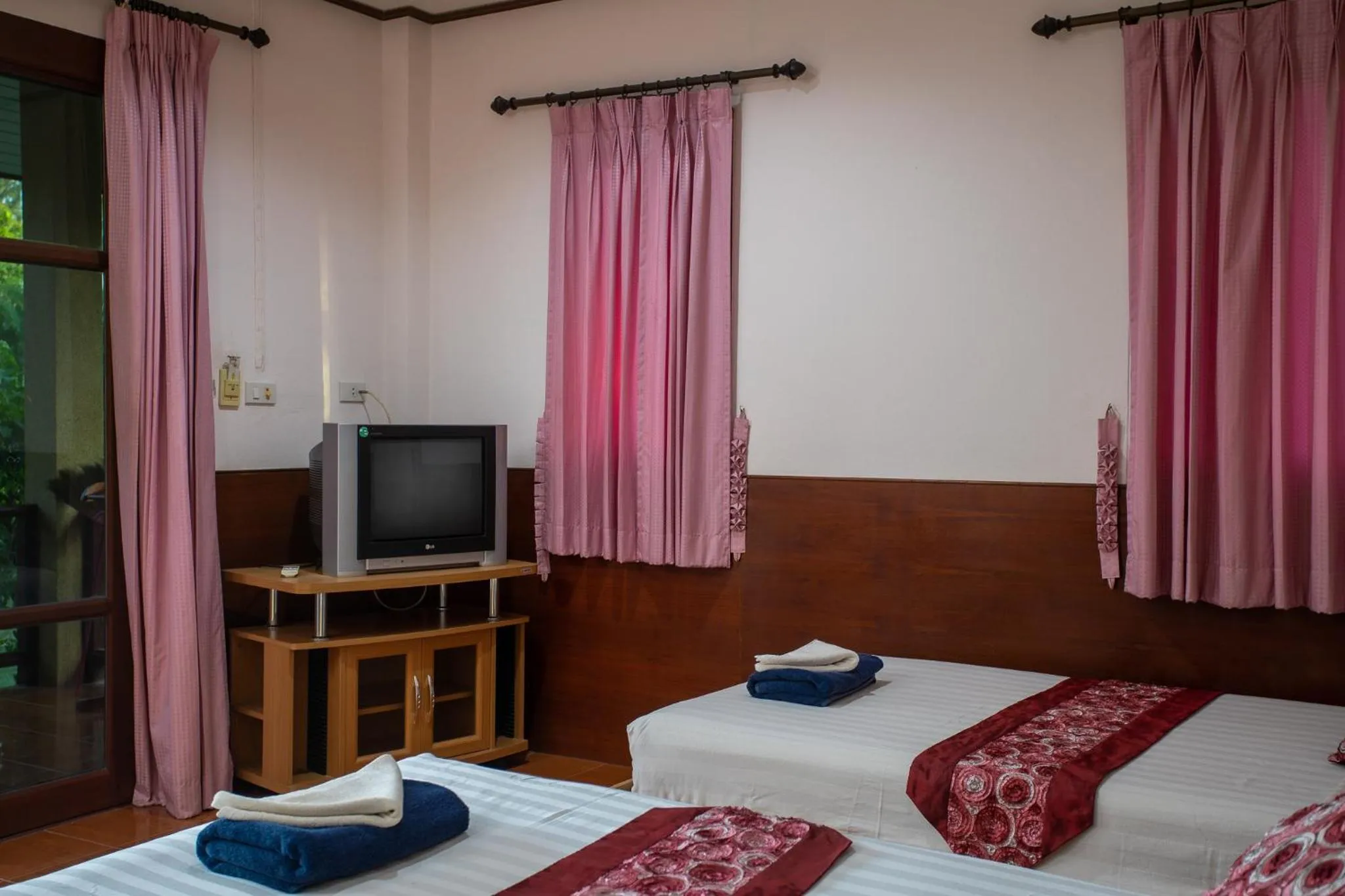 TV and multimedia, Bed in Rung Arun Resort