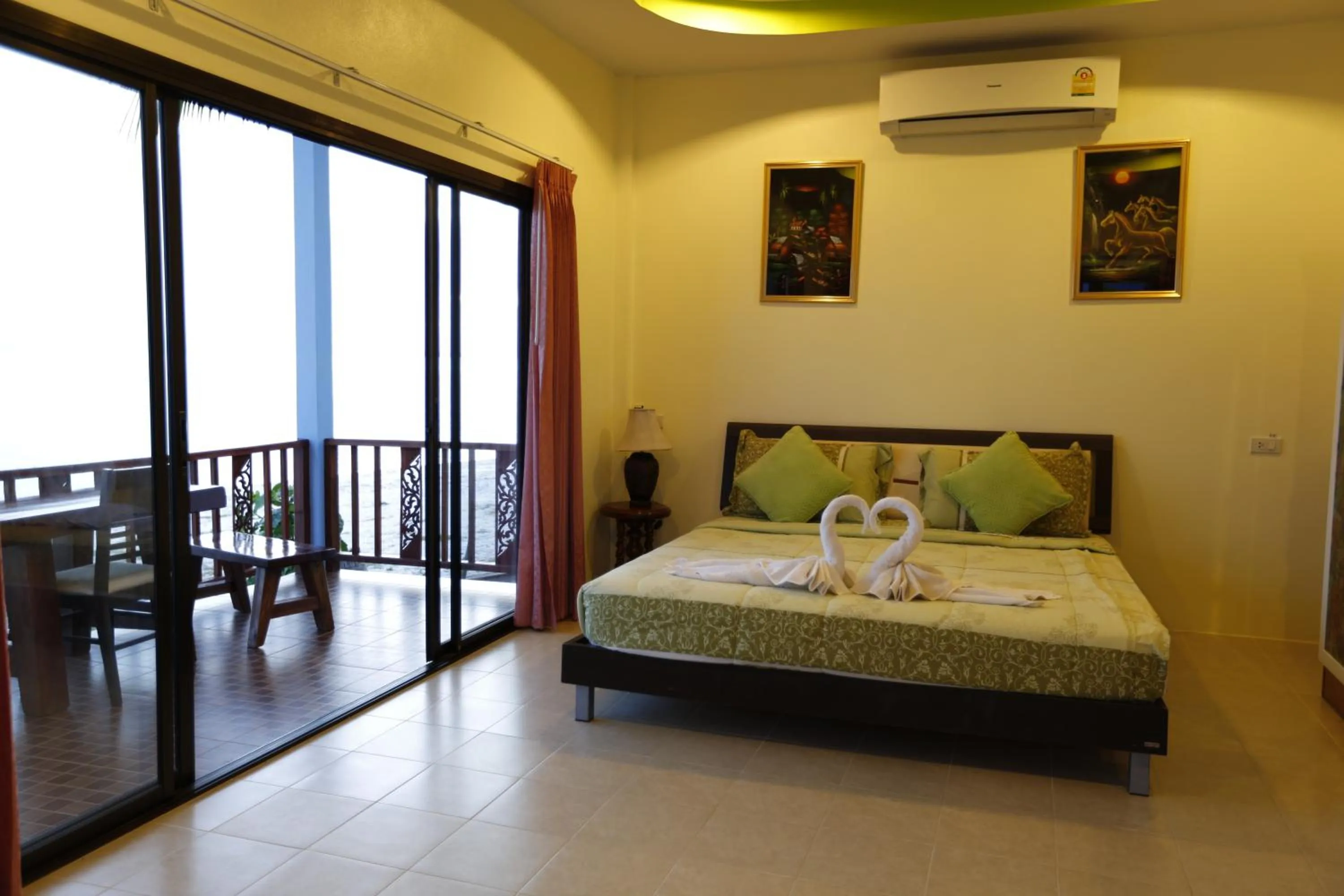 Photo of the whole room, Bed in Rung Arun Resort