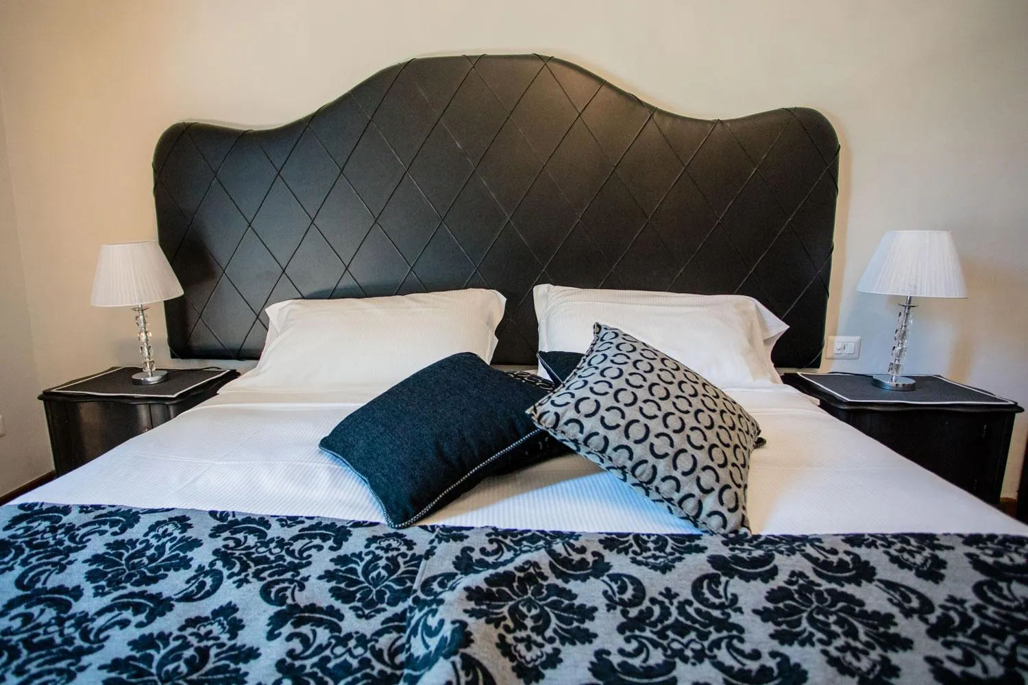 Decorative detail, Bed in Maison Rêve Torino Centro