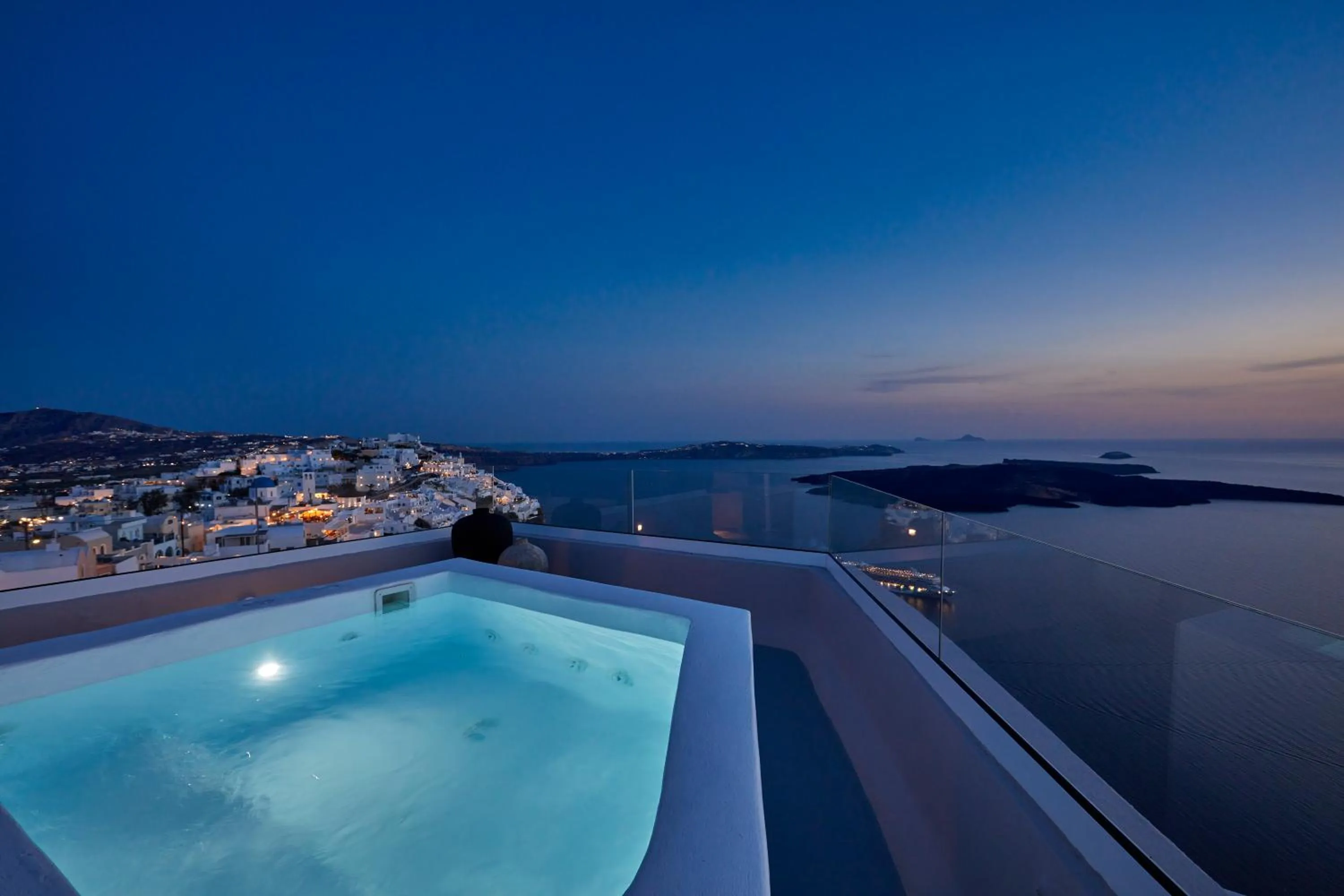 Nearby landmark in Damigos Caldera World