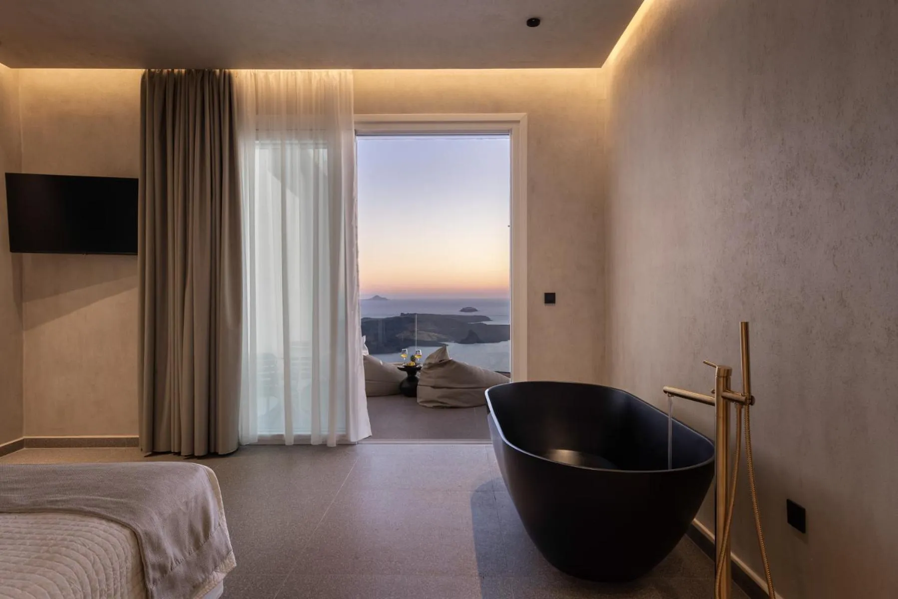 Bed in Damigos Caldera World