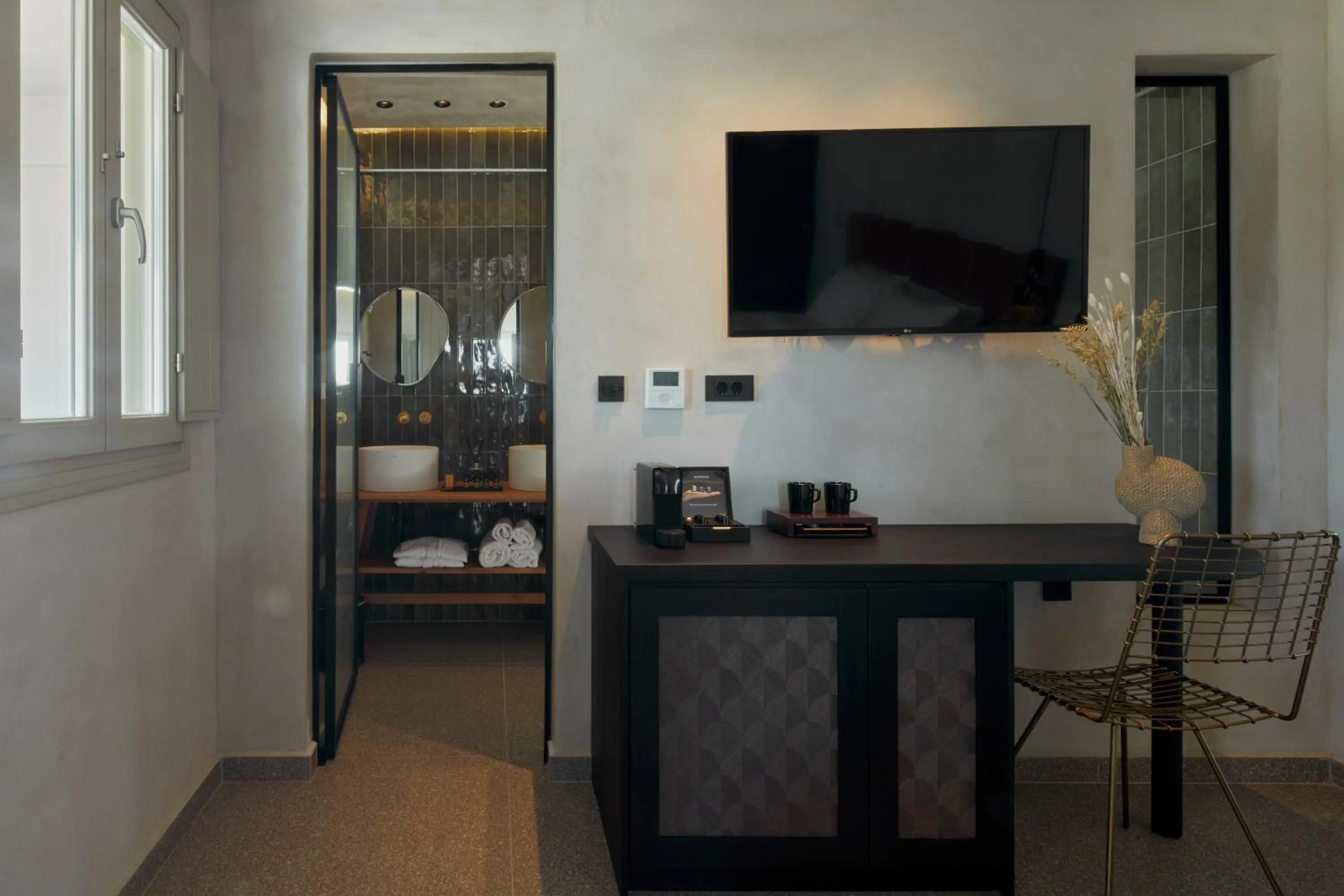 hair dresser in Damigos Caldera World