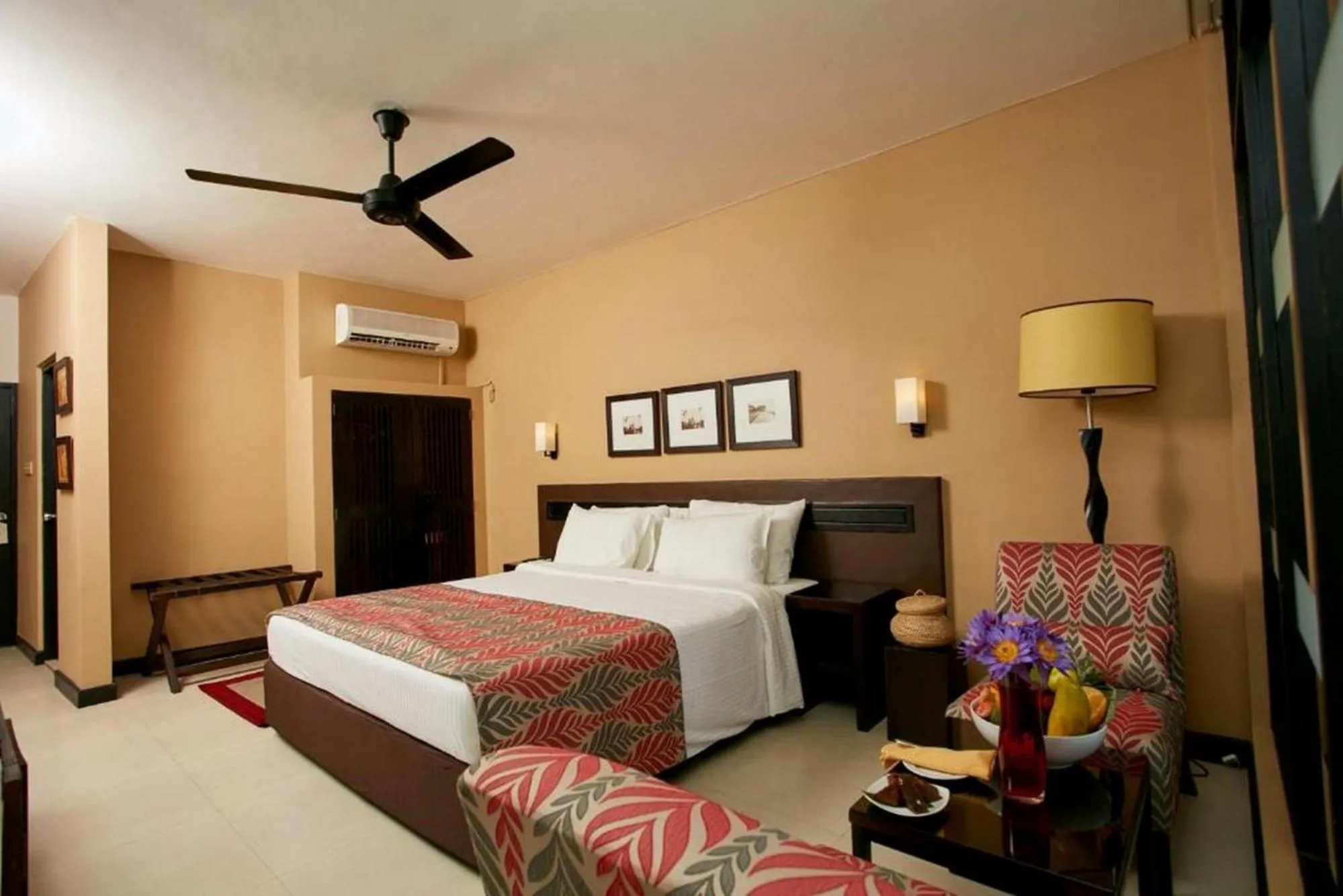 Photo of the whole room, Bed in EKHO Safari Tissa