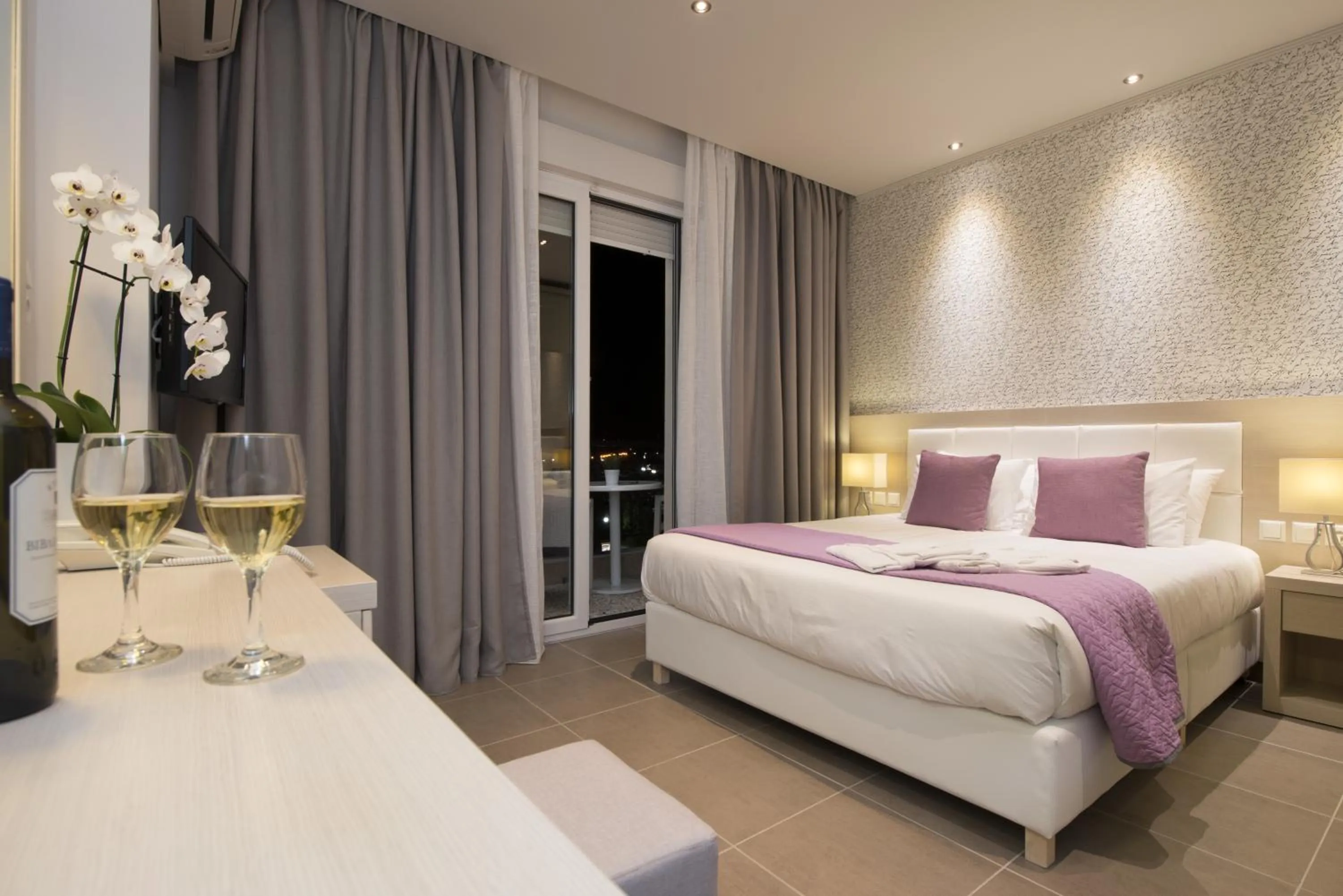 Bedroom, Bed in Angelica Hotel