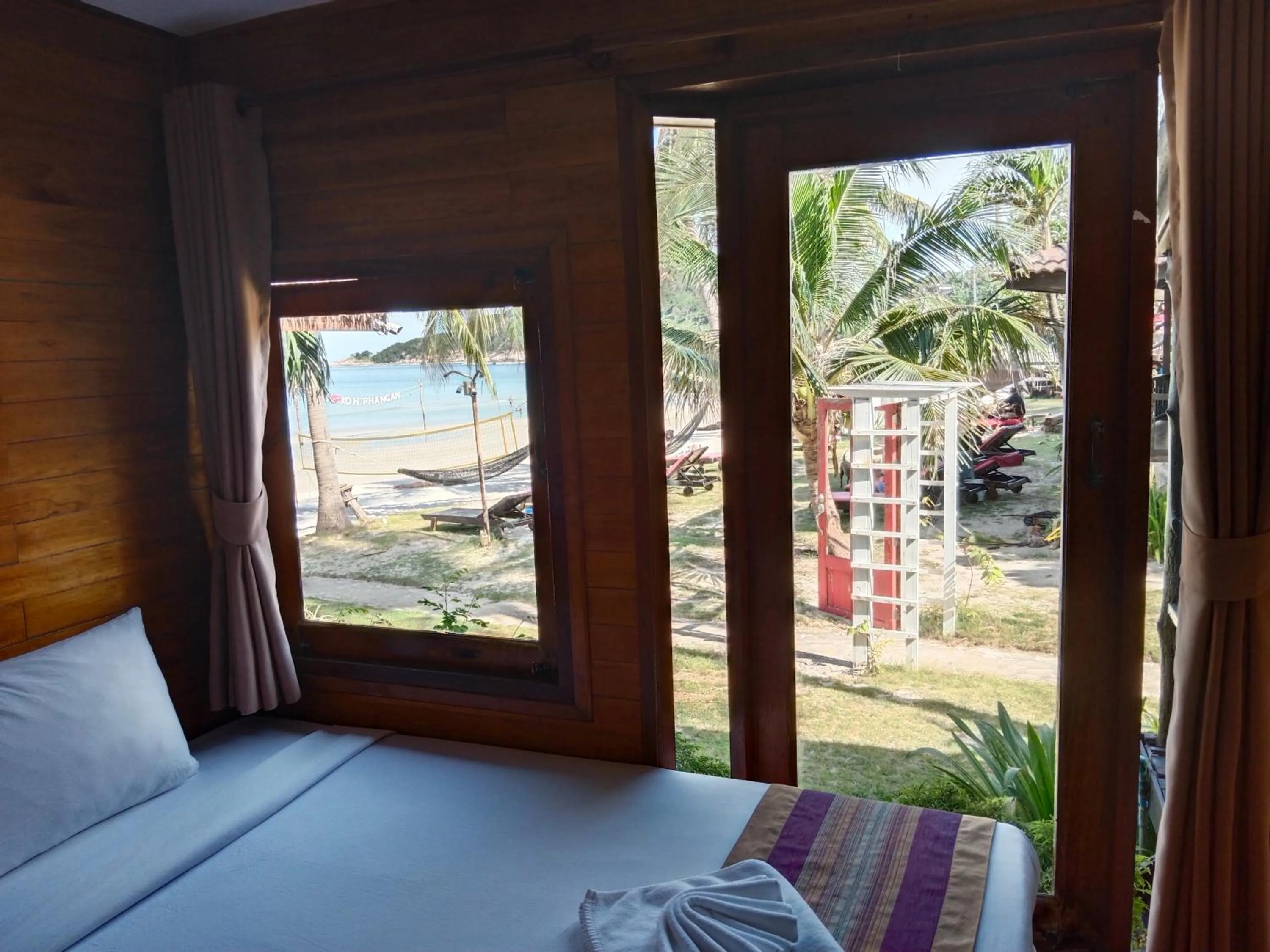 Property building, Bed in Tommy Resort