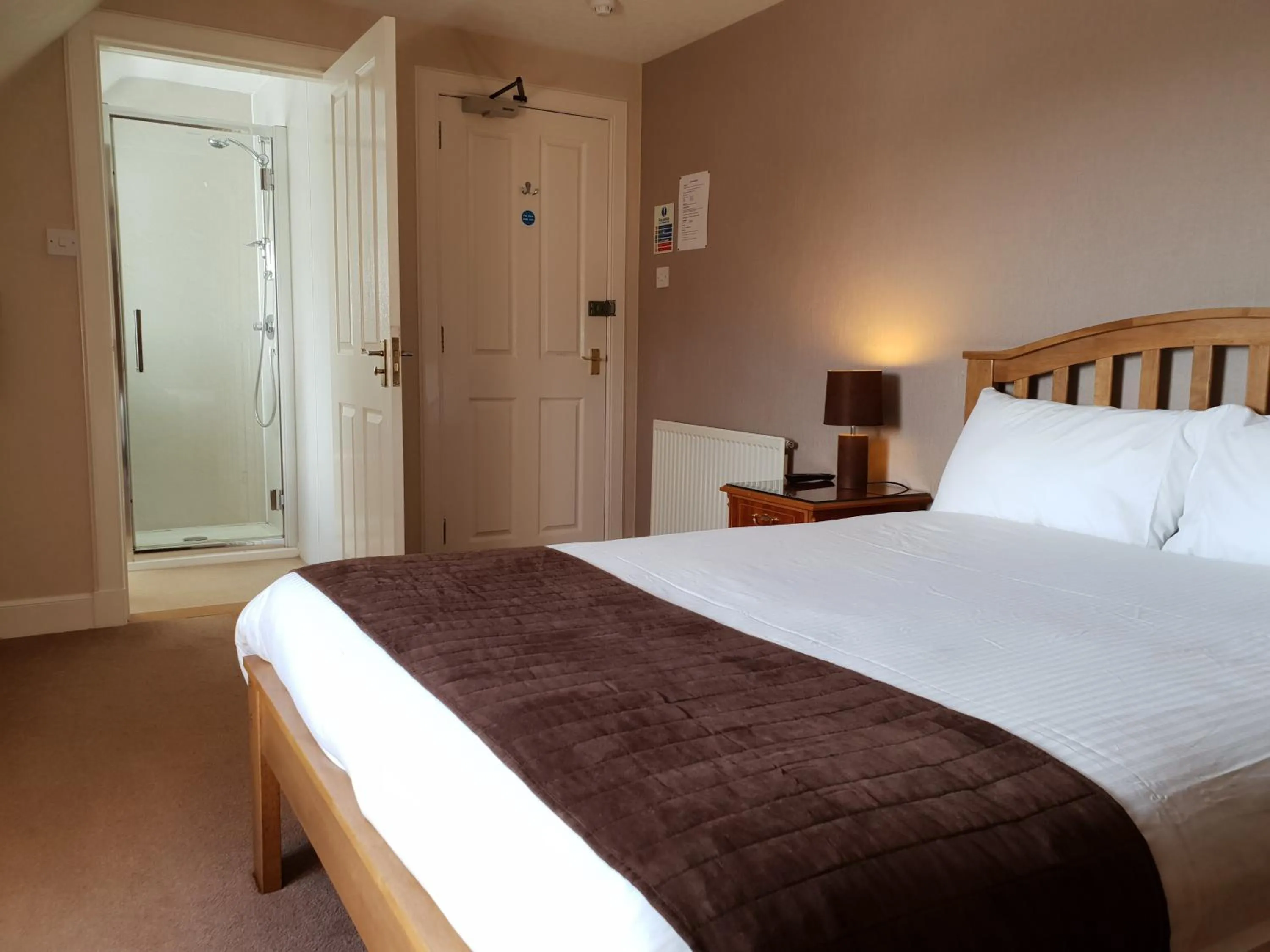 Bedroom, Bed in Commercial Hotel