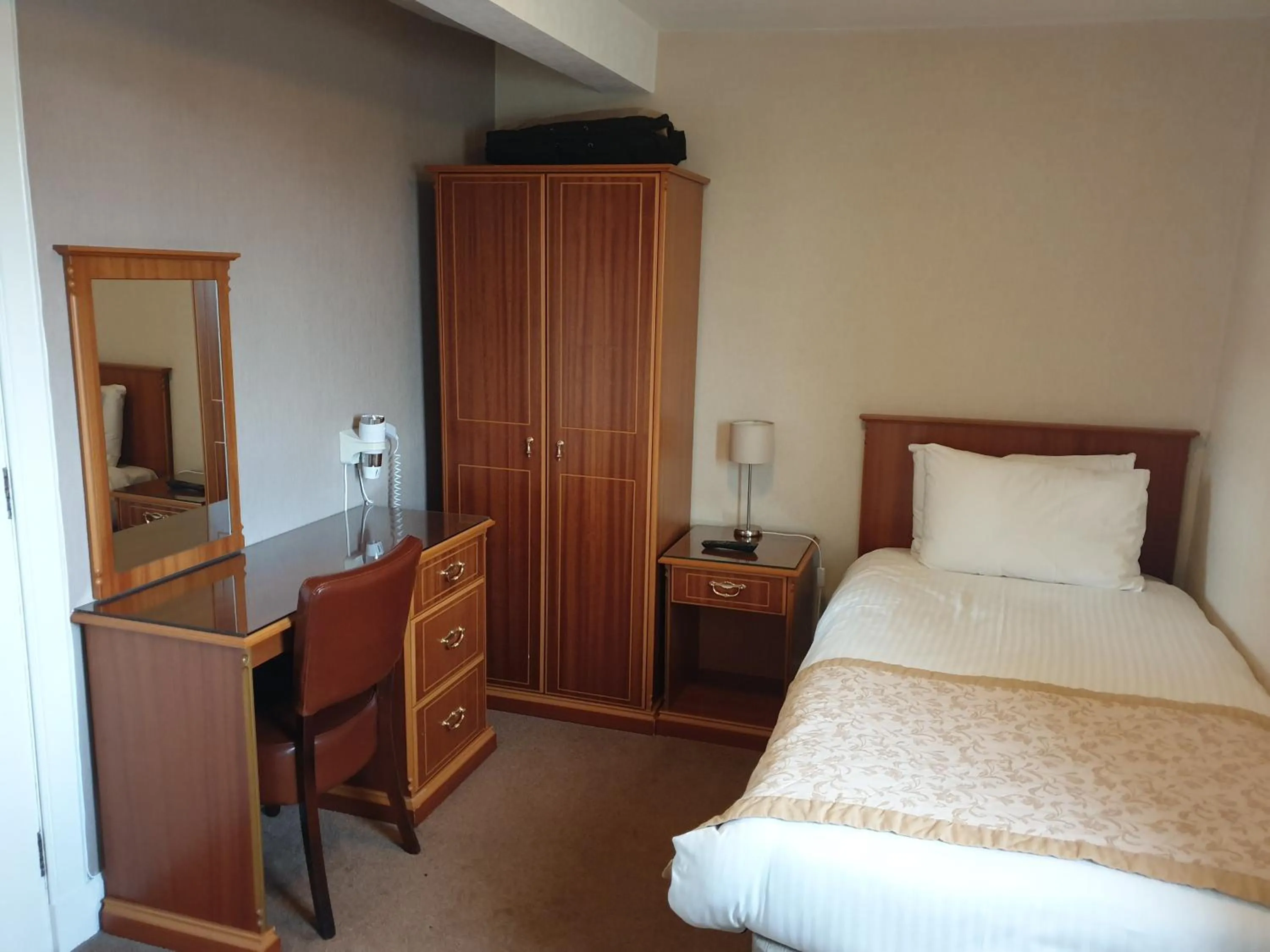 Bedroom, Bed in Commercial Hotel