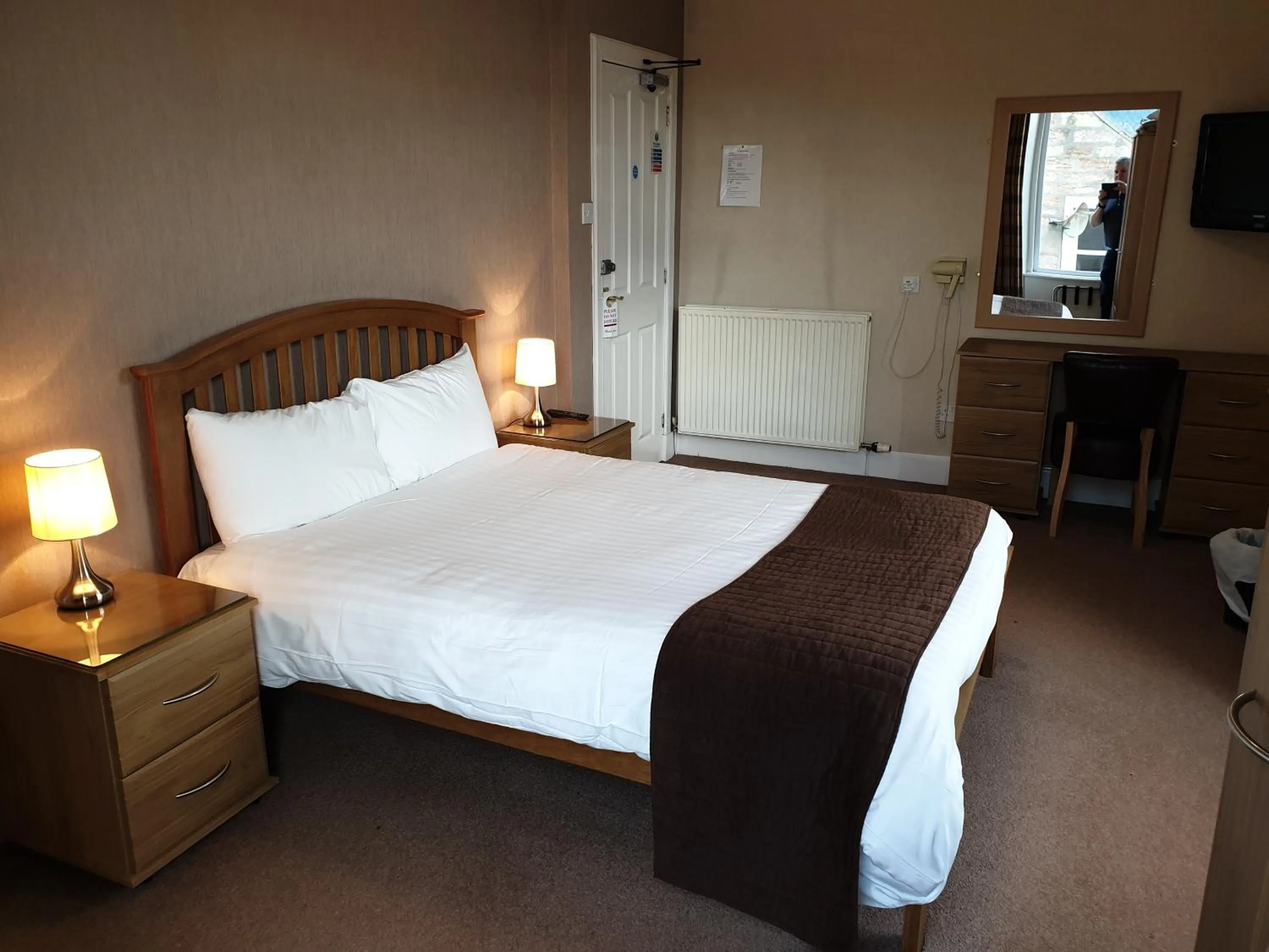 Bedroom, Bed in Commercial Hotel