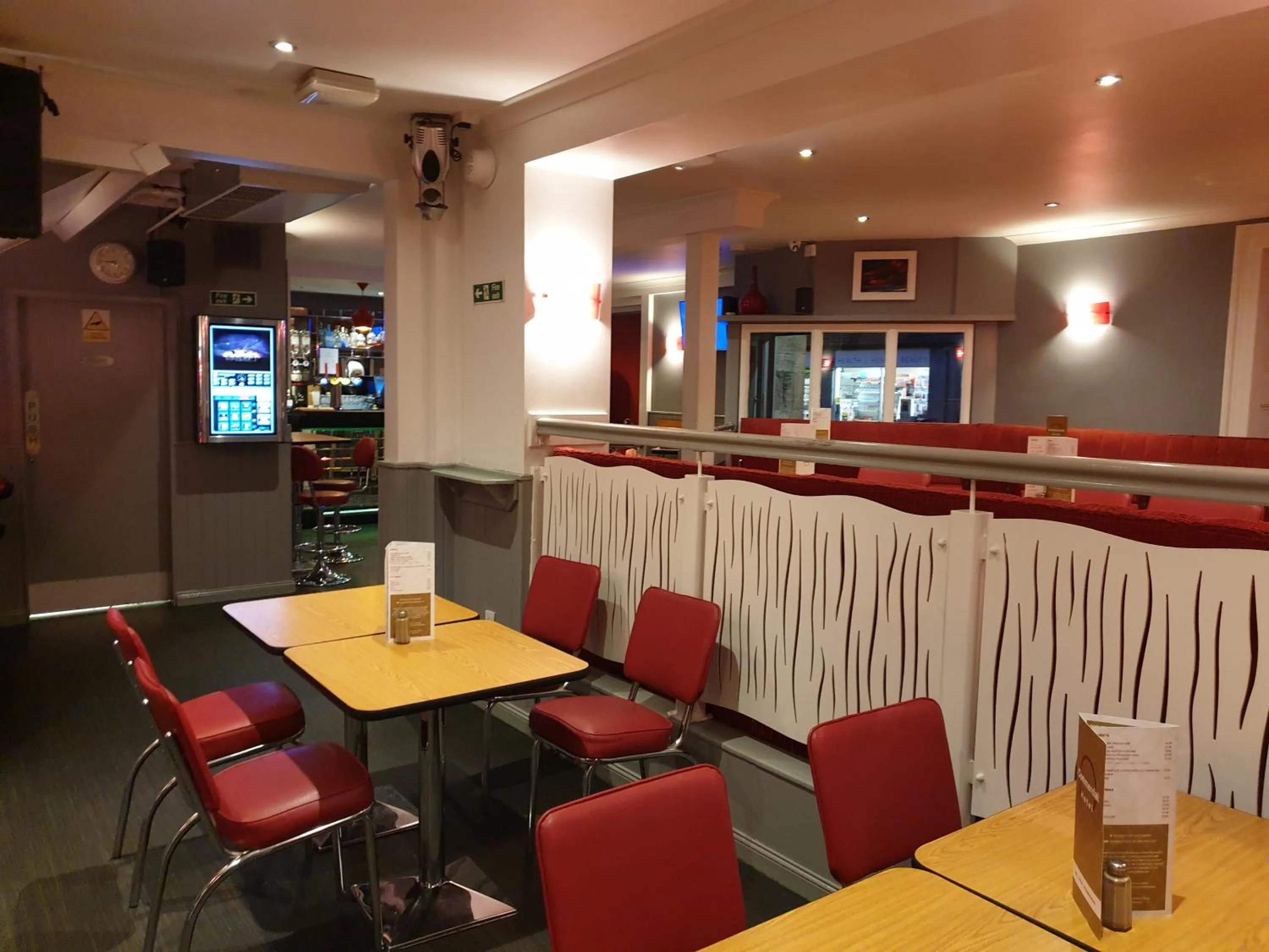 Restaurant/places to eat in Commercial Hotel