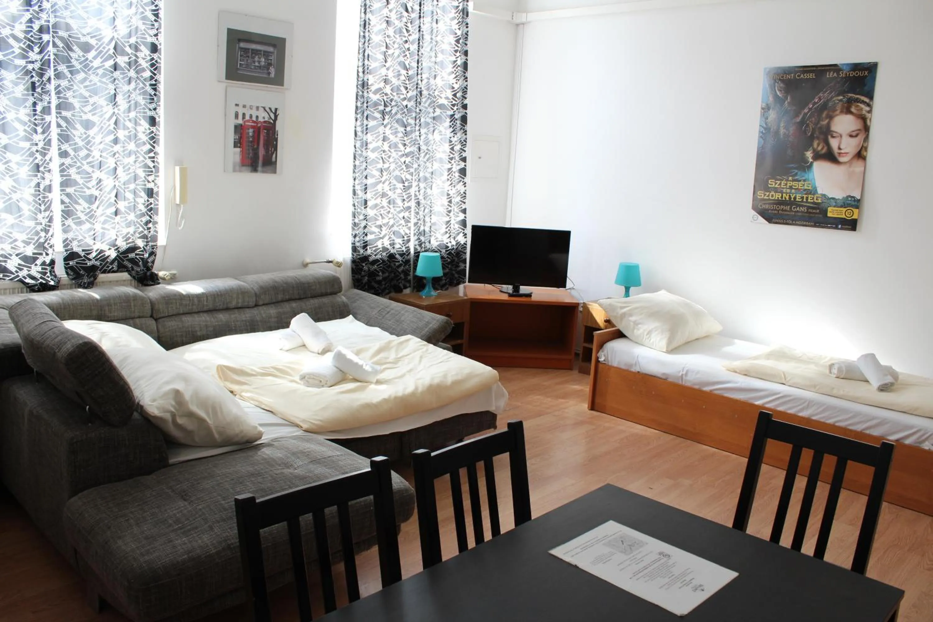 Communal lounge/ TV room, Bed in Broadway City Guesthouse