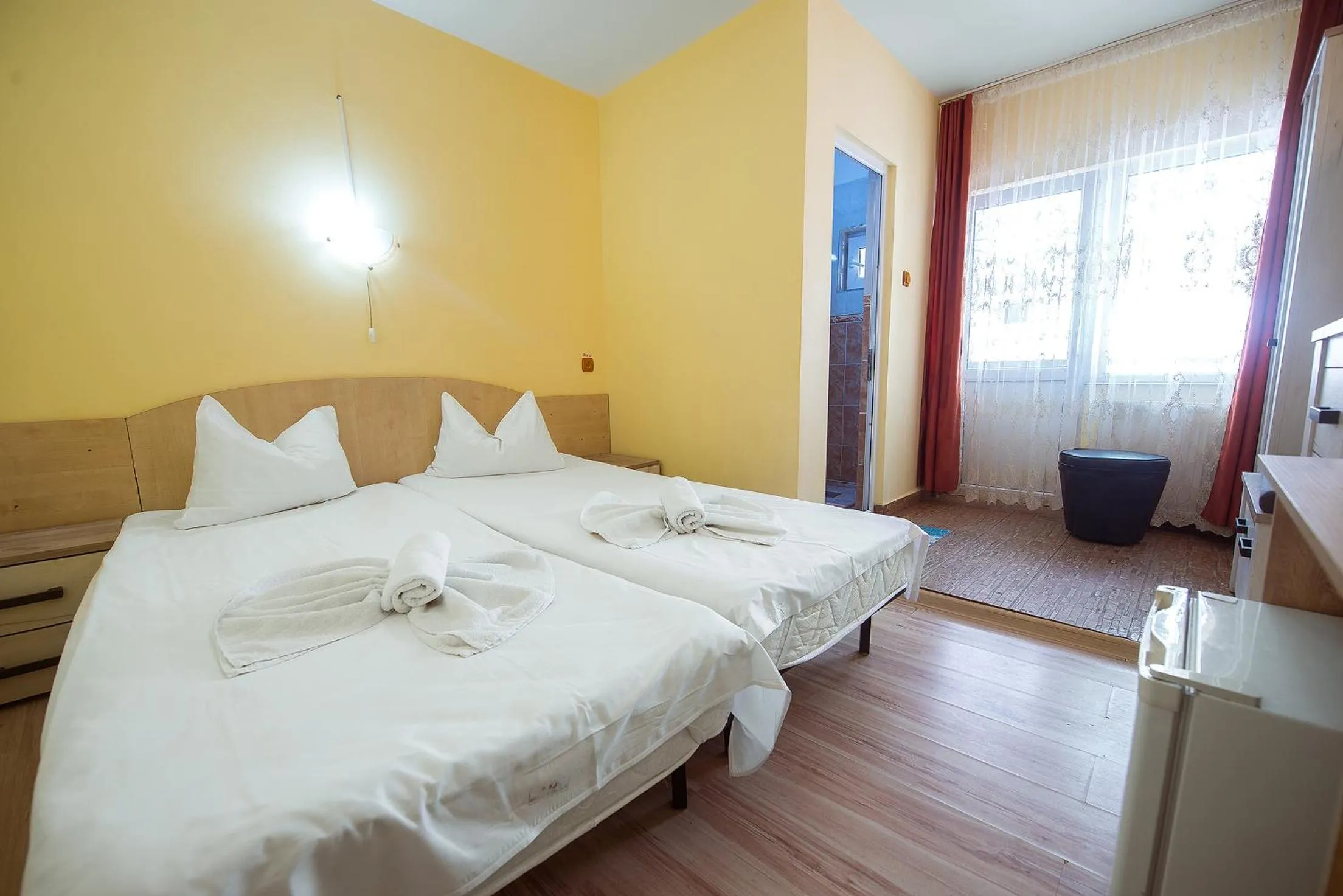 Double Room with Balcony in COMPLEX Alutus -Camere de inchiriat