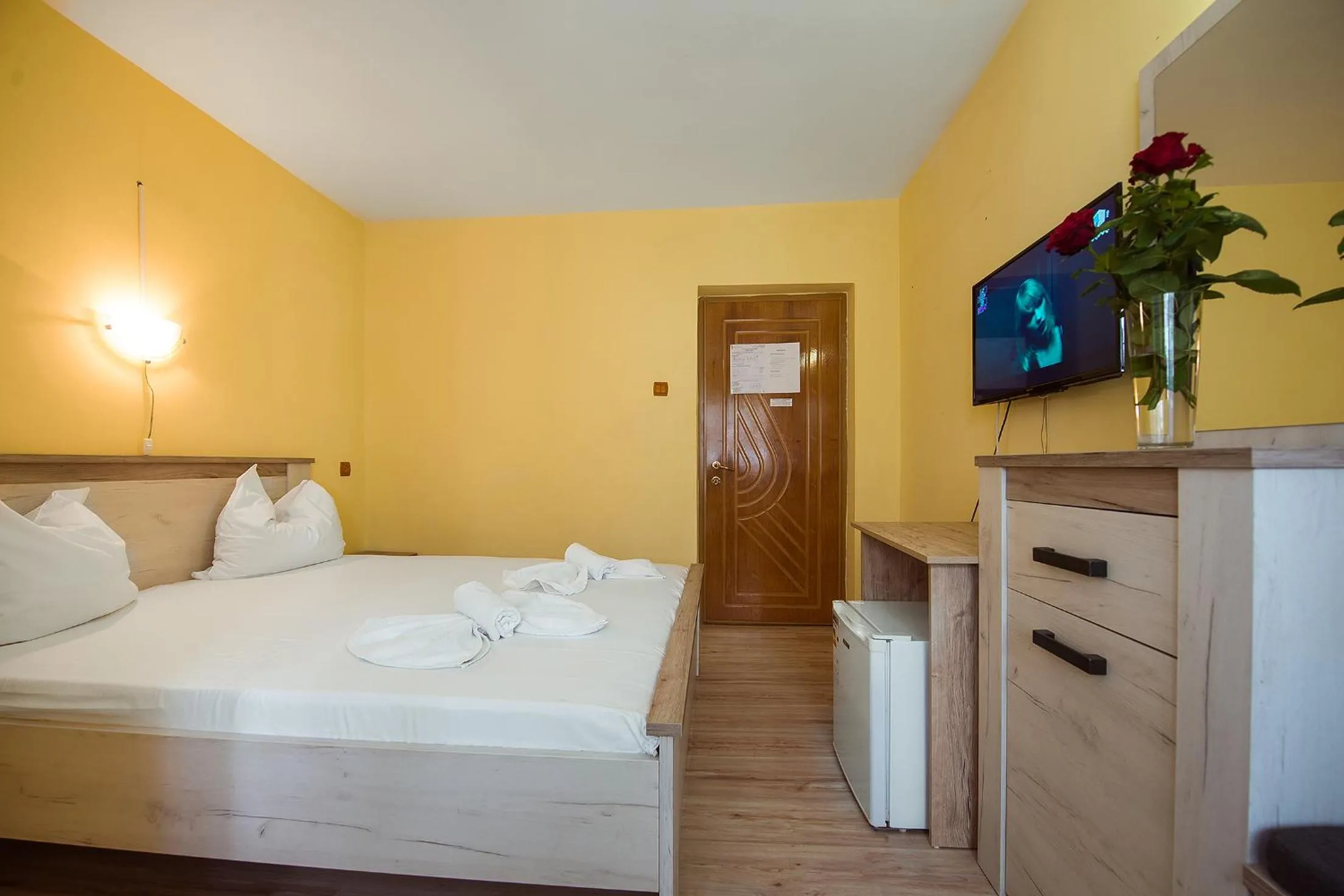 Double Room with Balcony in COMPLEX Alutus -Camere de inchiriat