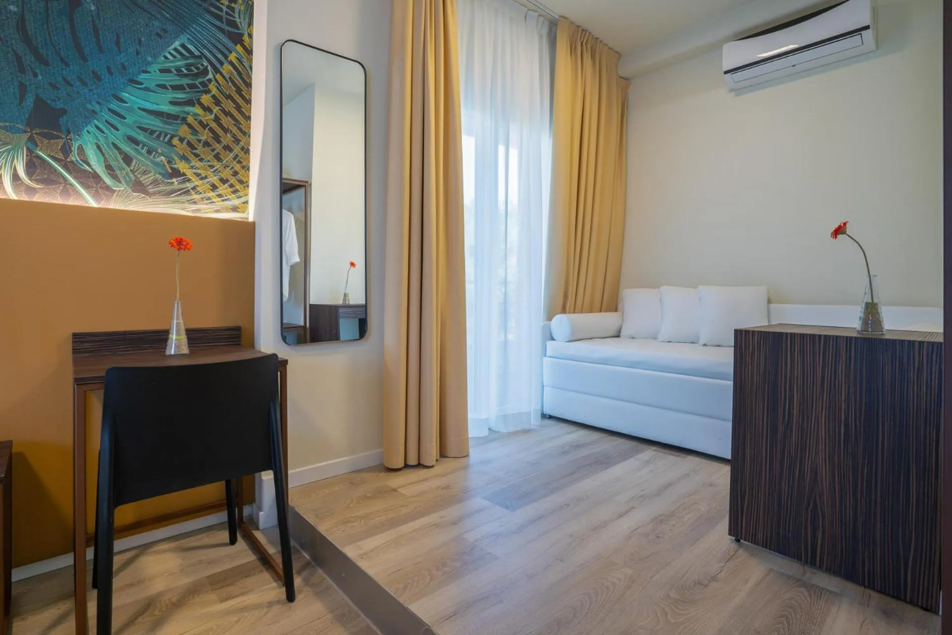 Photo of the whole room, Bed in Hotel Suez