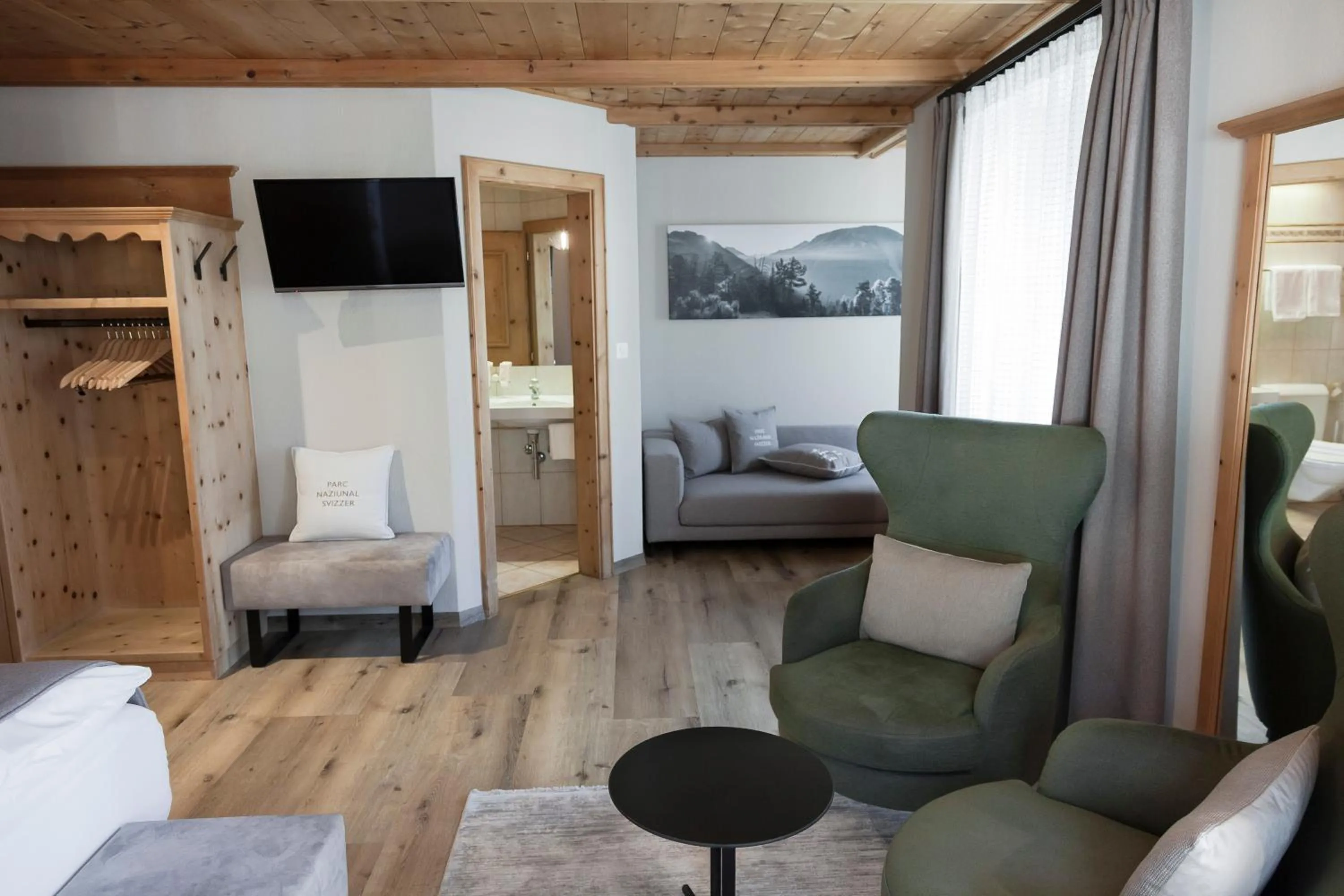 Photo of the whole room, Bed in Hotel Baer & Post Zernez