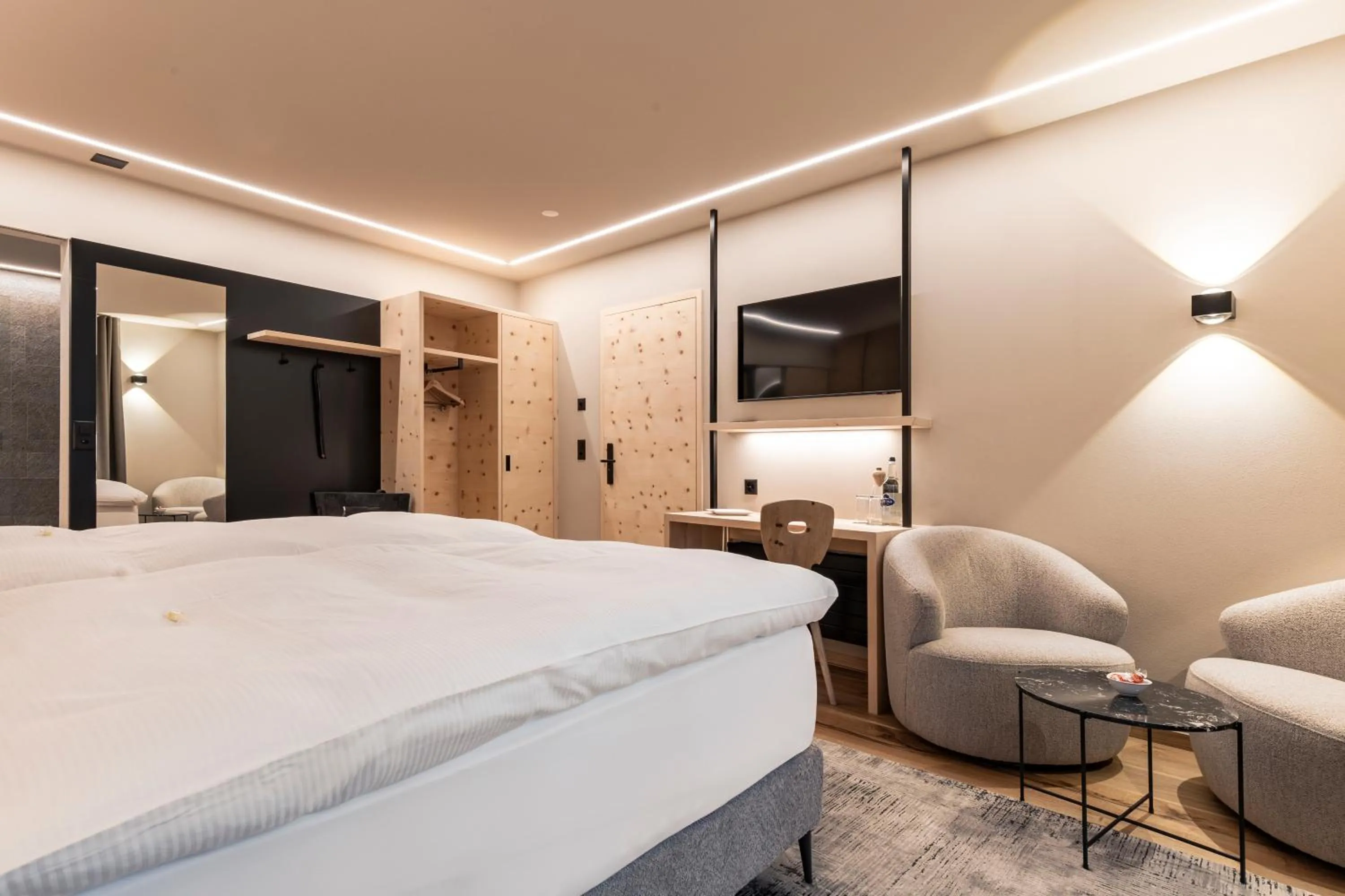 Photo of the whole room, Bed in Hotel Baer & Post Zernez